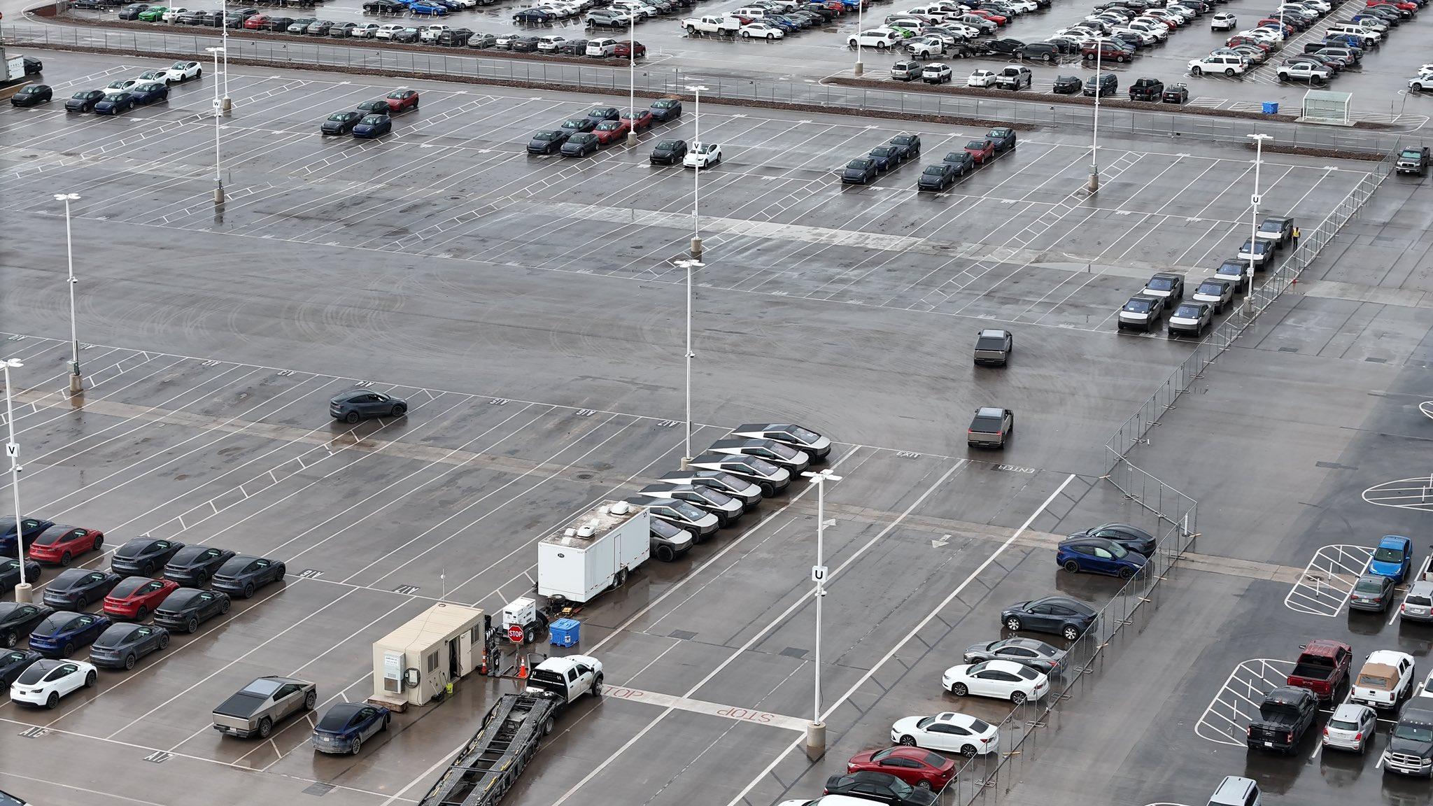 Tesla Cybertruck 25 Cybertrucks in outbound lot today (1/8/24) GDVpXntXMAAGZEr