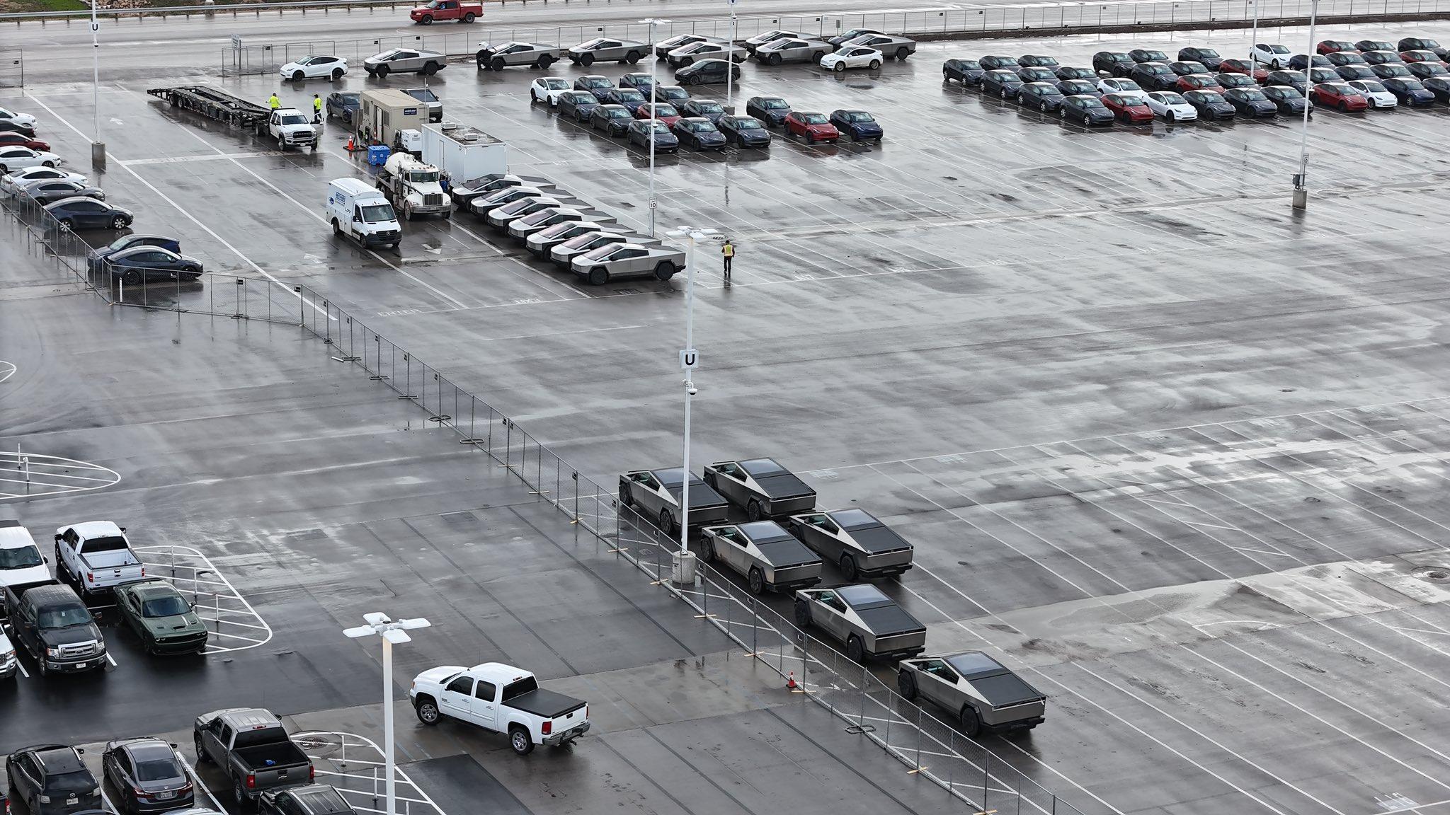 Tesla Cybertruck 25 Cybertrucks in outbound lot today (1/8/24) GDVpXnpW4AASjOc