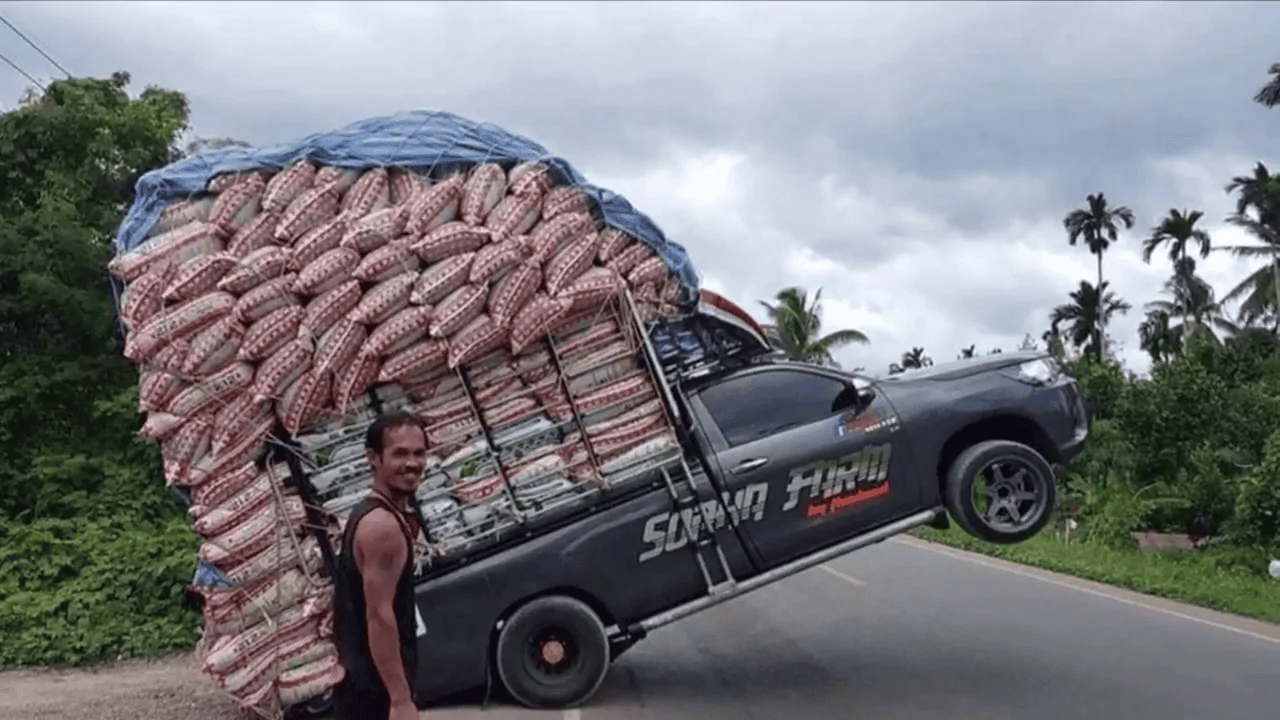 Tesla Cybertruck Cybertruck hauling 1800lbs of drywall! 1705009707057