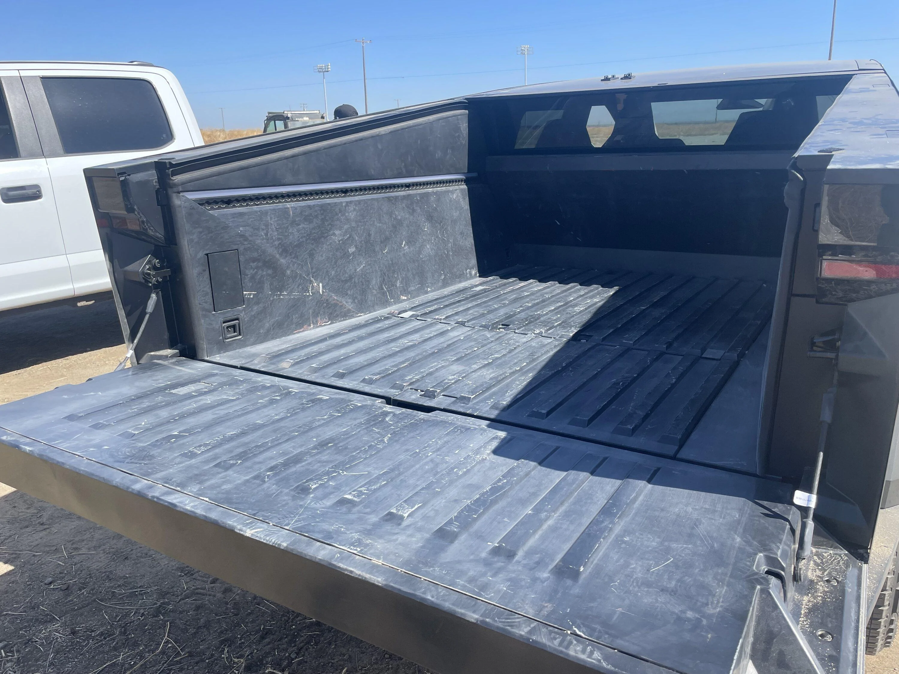 Tesla Cybertruck Cybertruck takes a dump of cinder blocks in its bed and shows no damage (posted by official CT twitter) GDmLA1paQAAz3R3