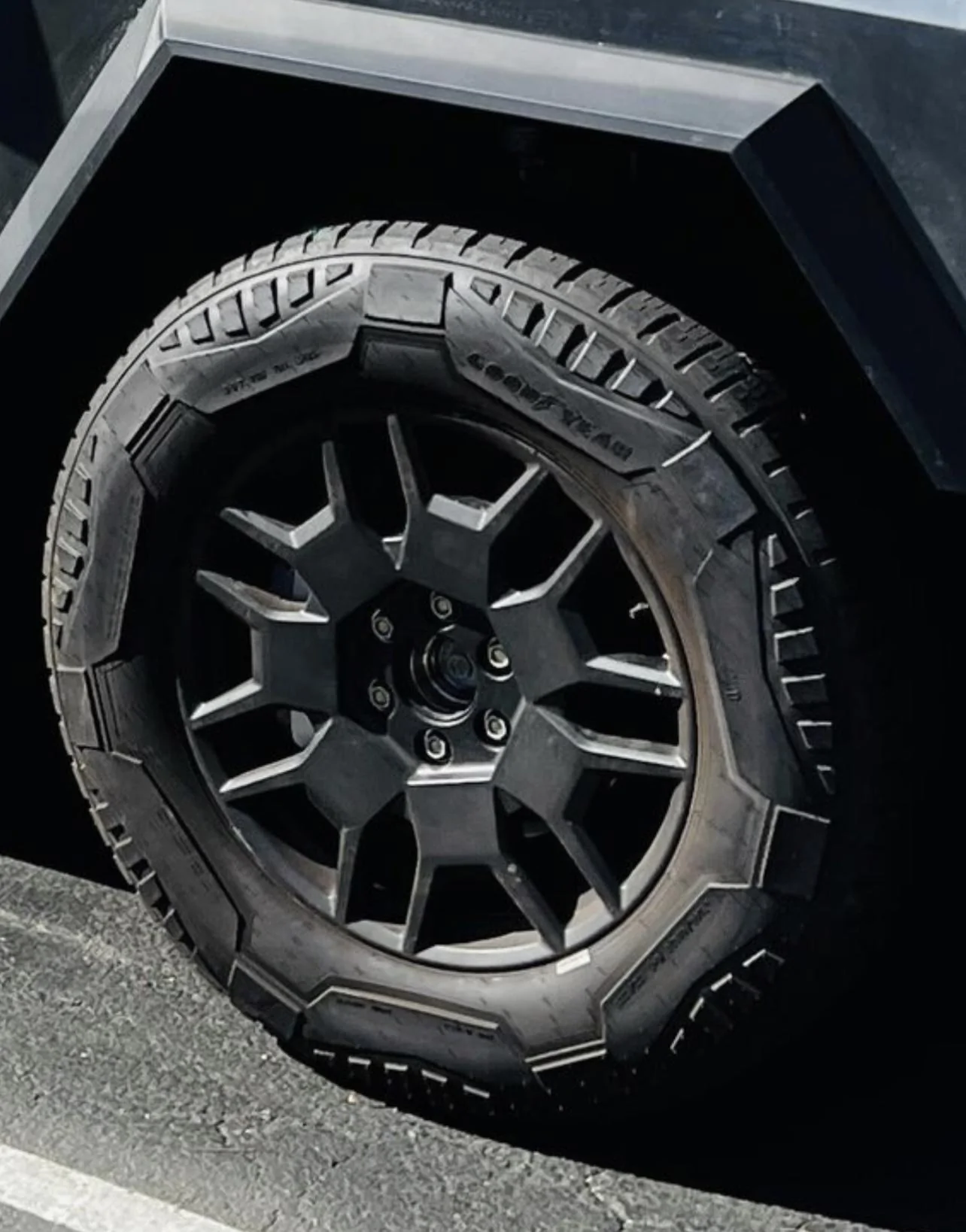 Tesla Cybertruck Small Aero Wheel Covers spotted & compared (to larger covers)! IMG_6561