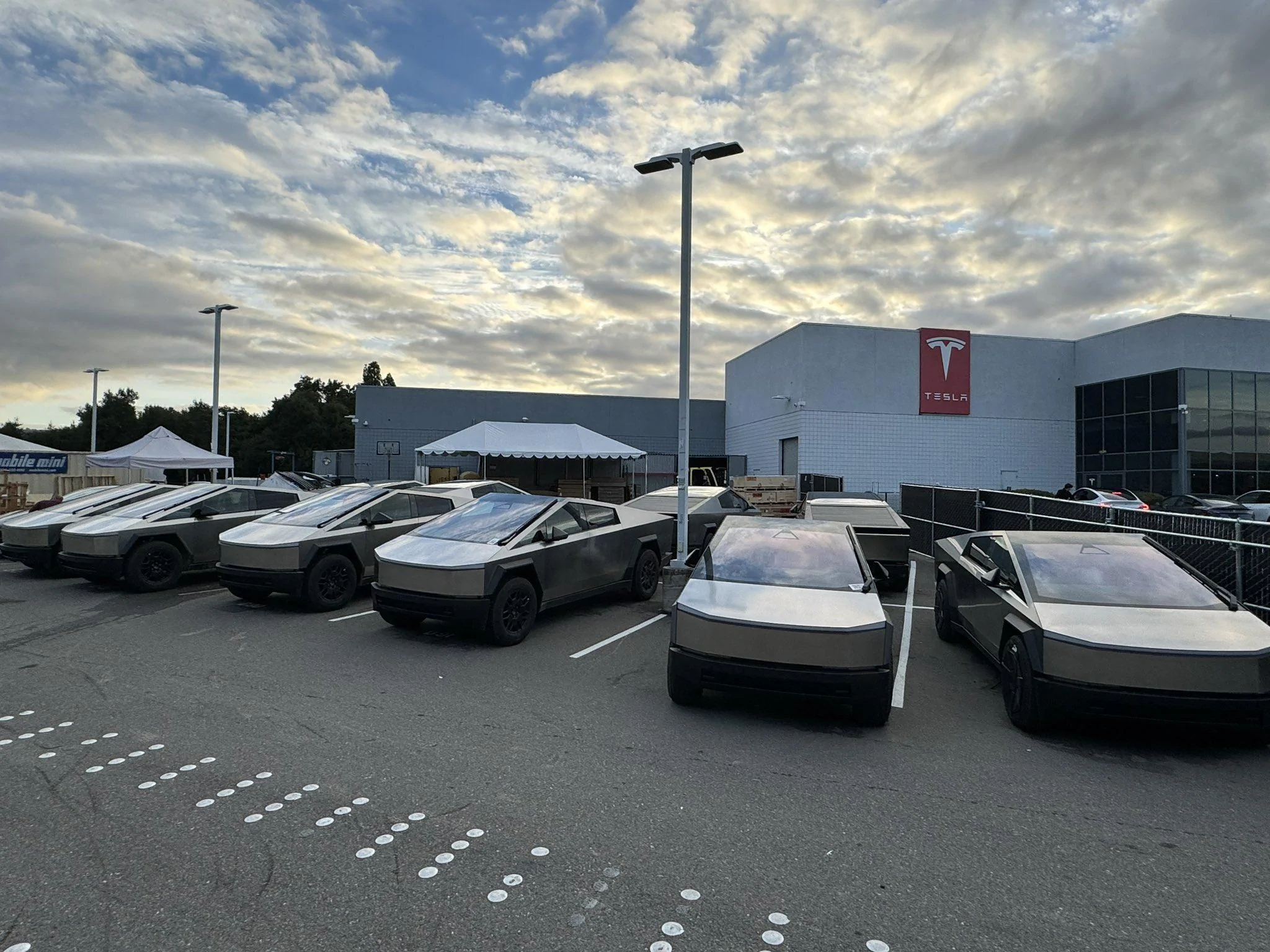 Tesla Cybertruck 15+ Cybertrucks ready for owner delivery at Dublin CA Tesla! 🤩 GD2LGo5WoAAreS