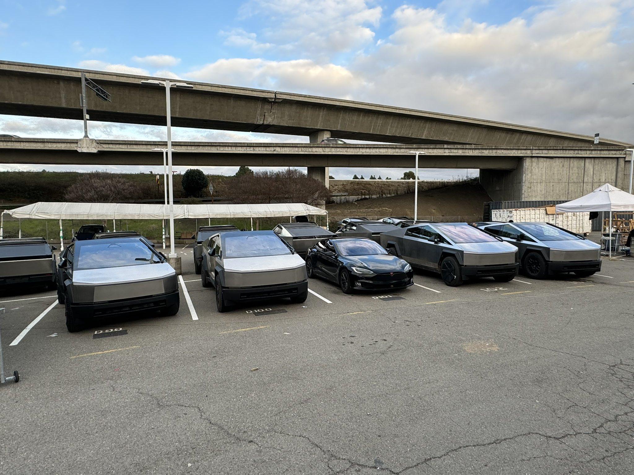 Tesla Cybertruck 15+ Cybertrucks ready for owner delivery at Dublin CA Tesla! 🤩 GD2LGo4XgAEJDAT