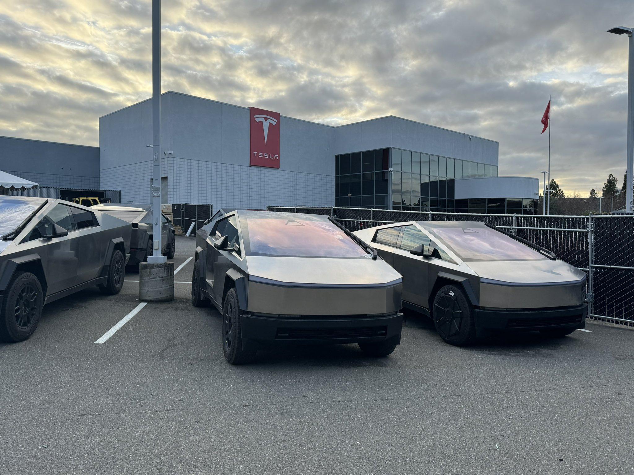 Tesla Cybertruck 15+ Cybertrucks ready for owner delivery at Dublin CA Tesla! 🤩 GD2LGo5WYAEyGly