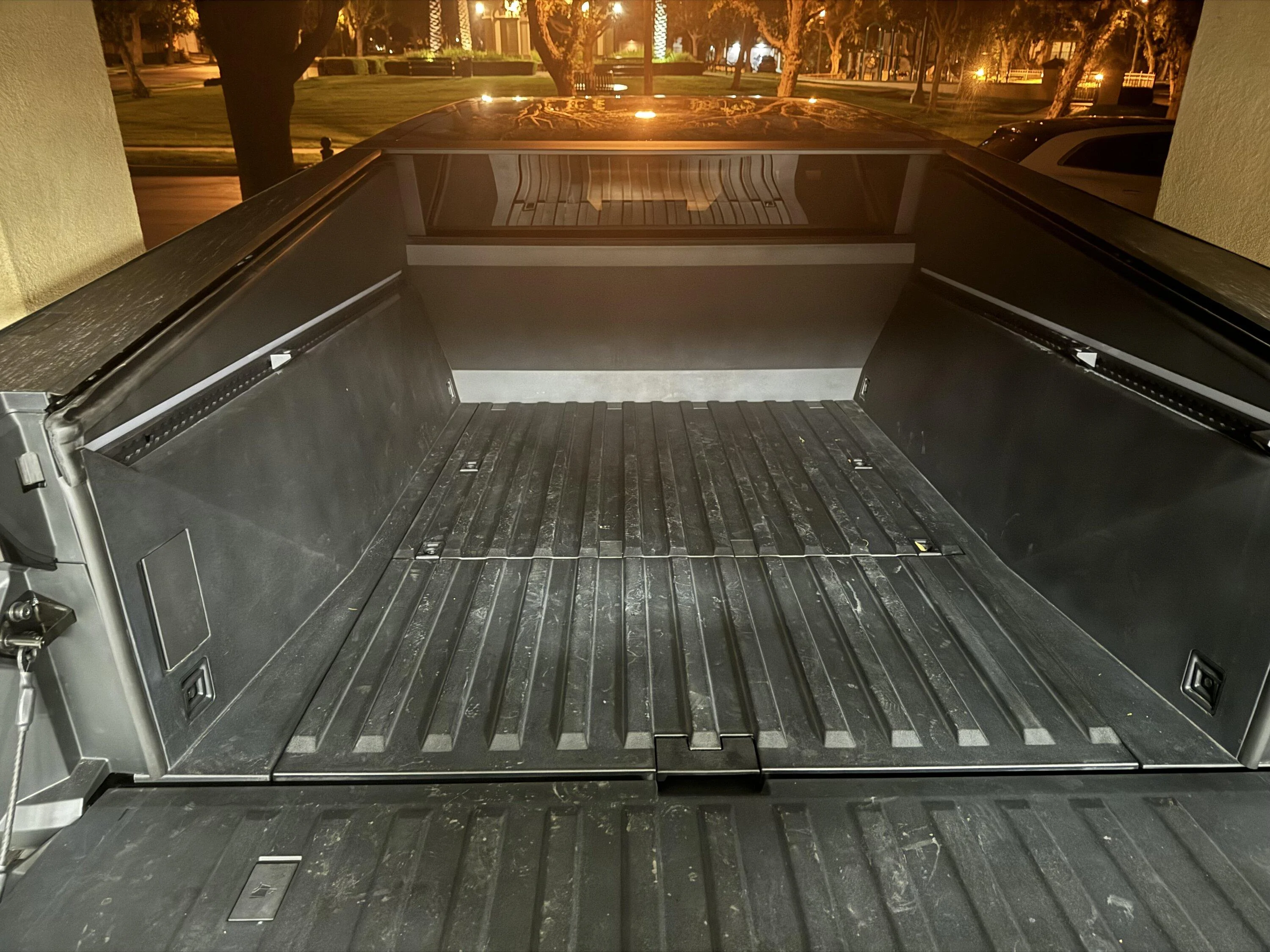 Tesla Cybertruck Owner: tonneau bed cover is pretty water resistant and my consumption is 468 Wh/mi so far IMG_1180