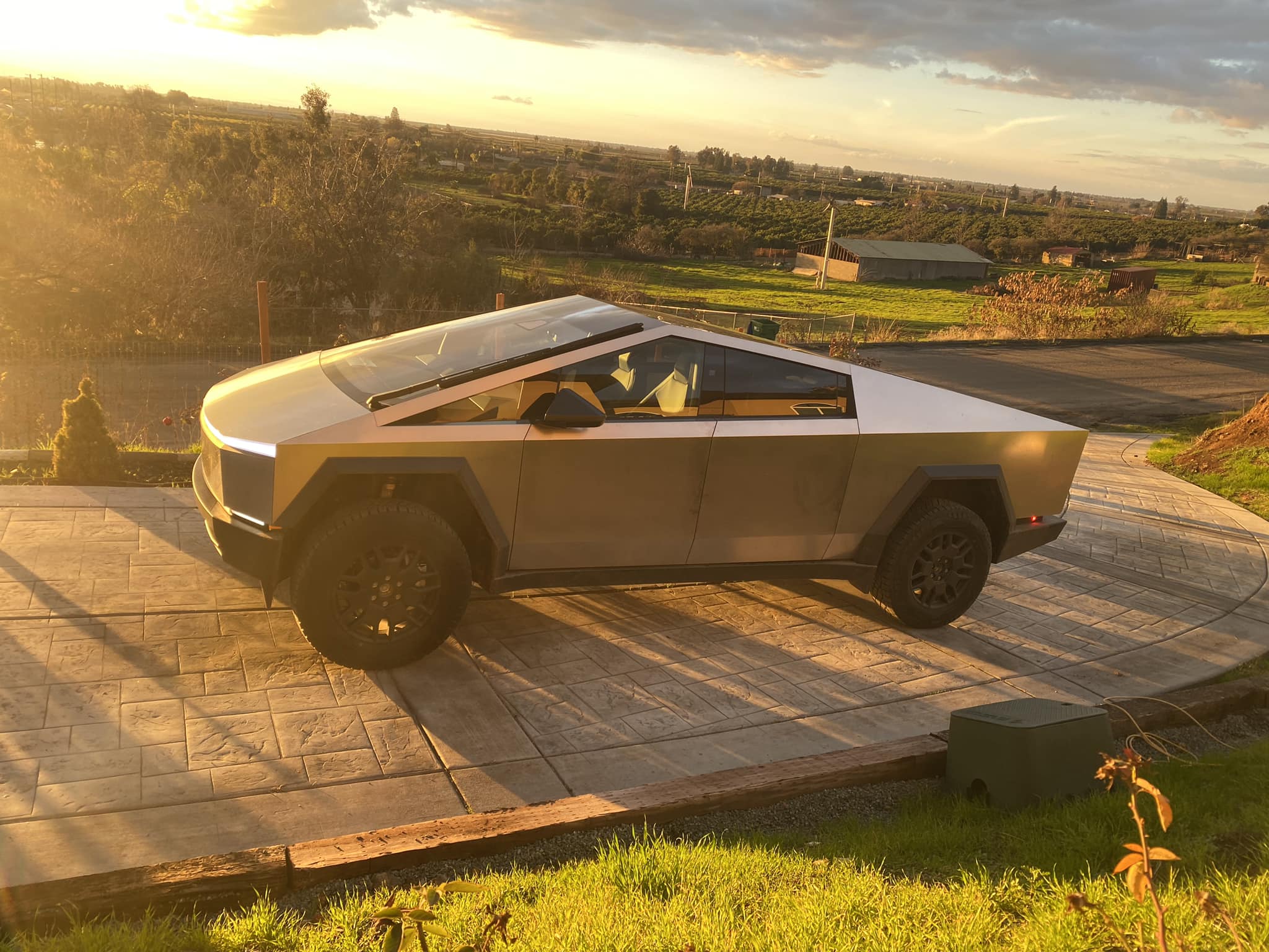 Tesla Cybertruck Stunning sunset shot 422245314_1539372750162269_4900621030802060626_n