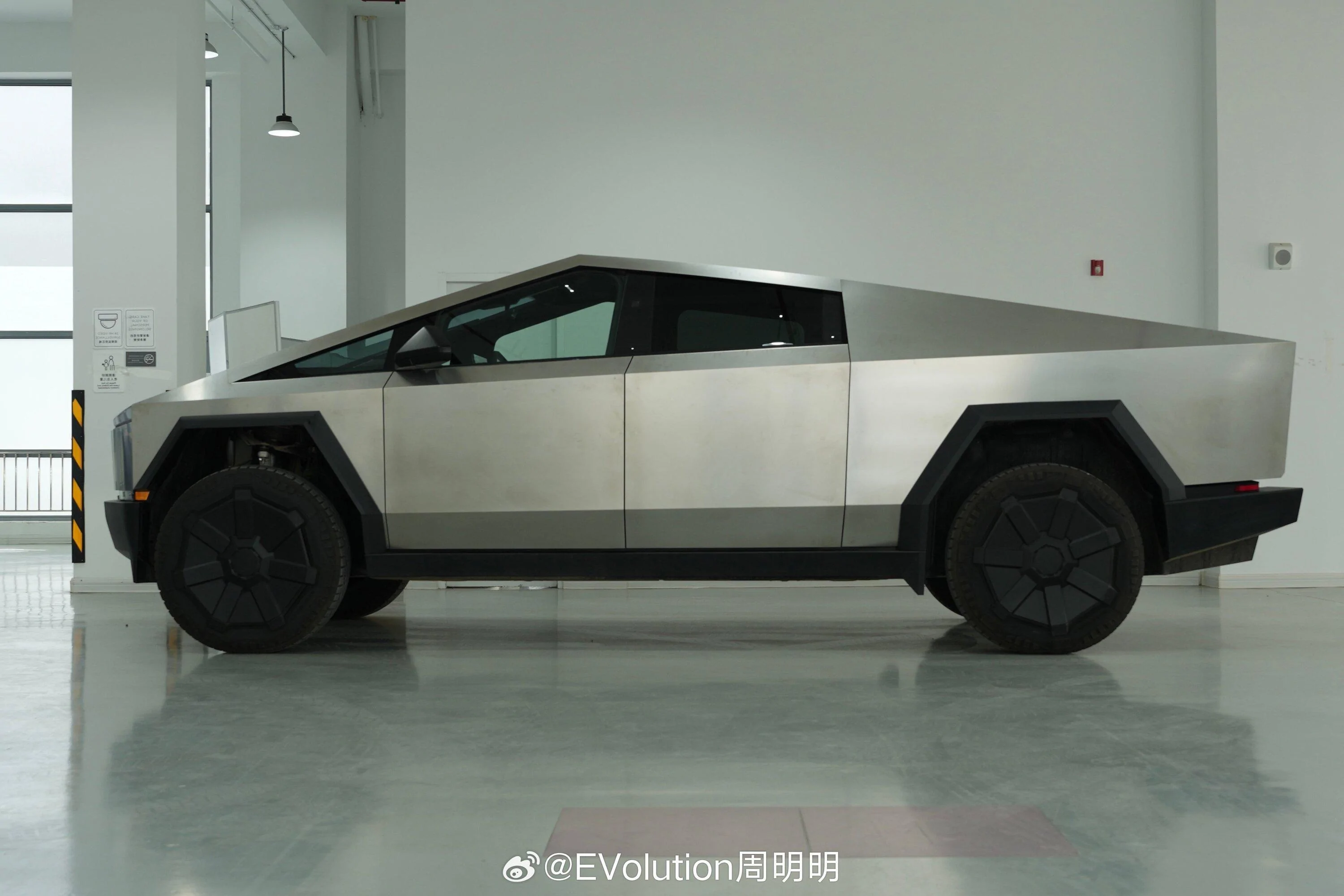 Tesla Cybertruck 8 Cybertrucks will be showcased in 8 China cities simultaneously, then go on national tour GEt4xOQXEAA6RZr