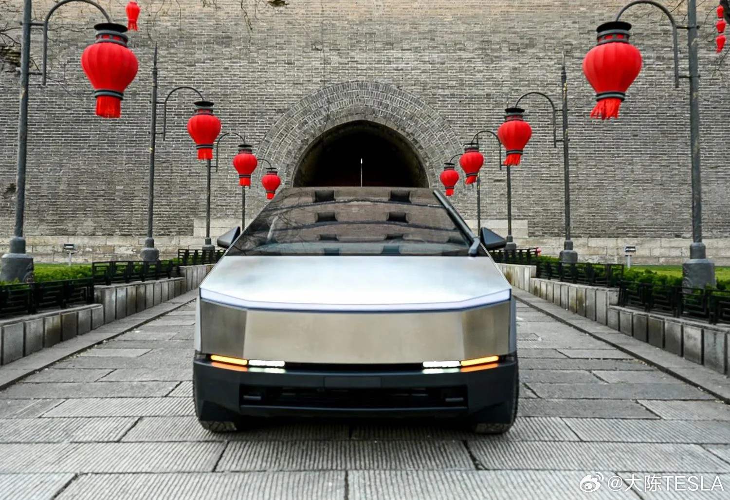 Tesla Cybertruck 8 Cybertrucks will be showcased in 8 China cities simultaneously, then go on national tour GEzCR7NXkAAJYHK