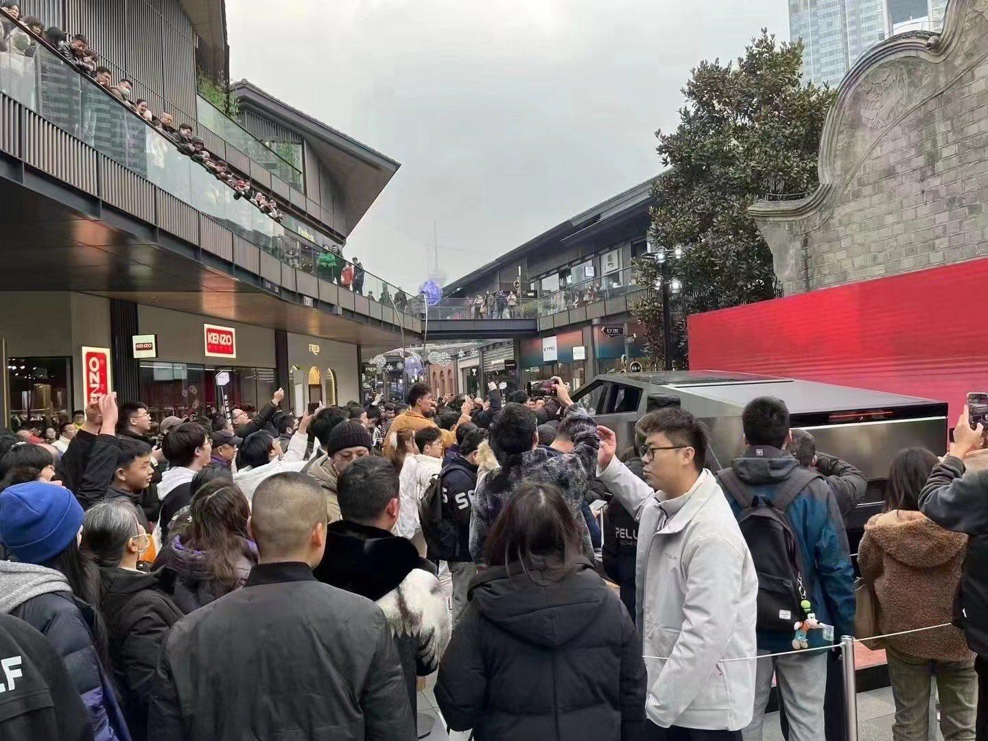Tesla Cybertruck 8 Cybertrucks will be showcased in 8 China cities simultaneously, then go on national tour GE8eCBAbYAAUPVn