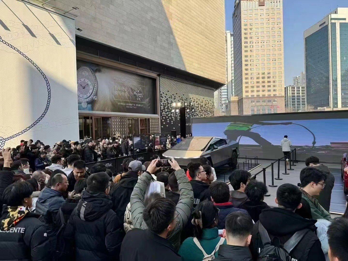 Tesla Cybertruck 8 Cybertrucks will be showcased in 8 China cities simultaneously, then go on national tour GE8eCBAbgAAvM1G