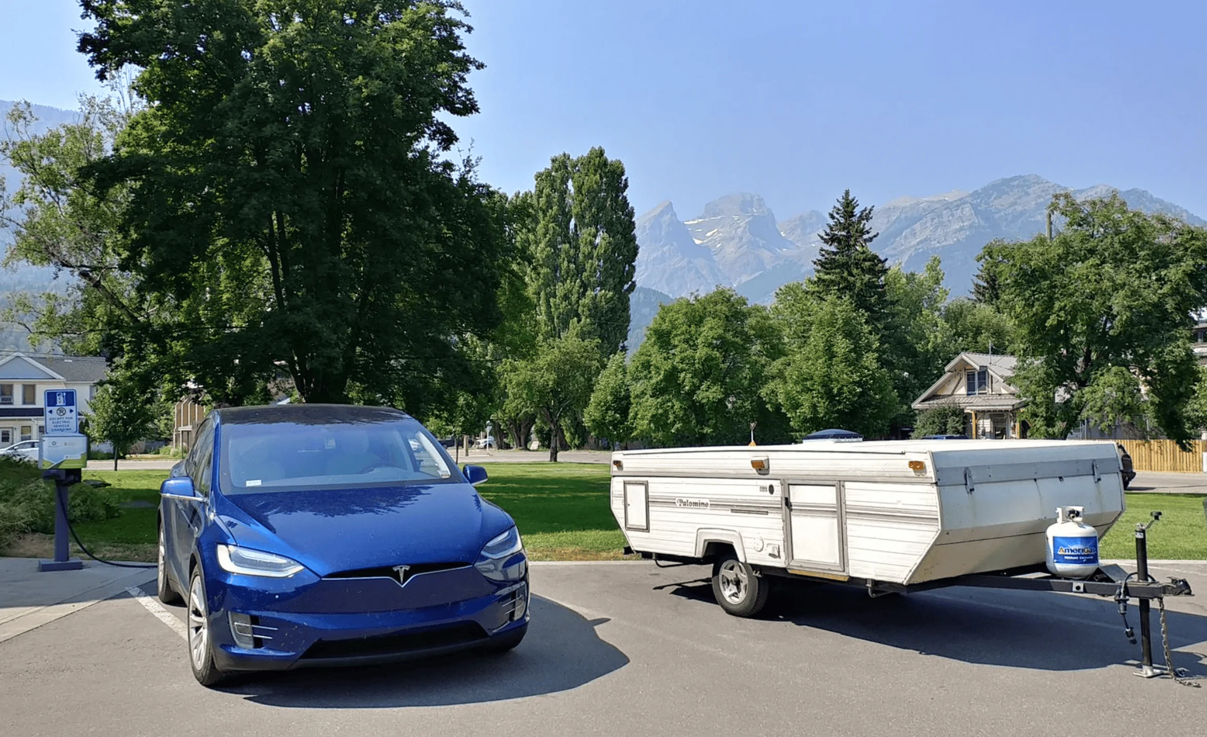 Tesla Cybertruck Towing with Cybertruck report - EV towing an EV (~2500 lbs) 1706498429025