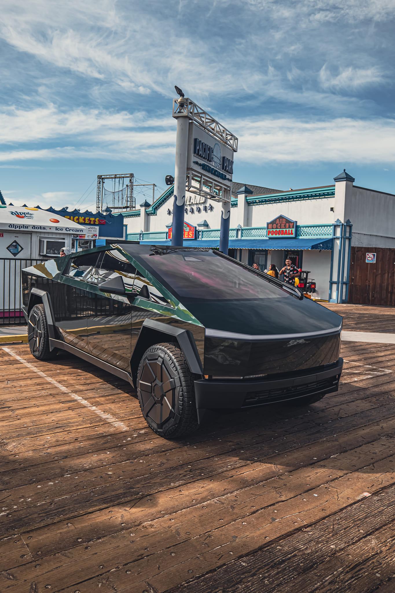 Tesla Cybertruck GREEN Vinyl Wrap & PPF Cybertruck -- Photos & Videos Inozetek Metallic Midnight Green Cybertruck Wrap 5