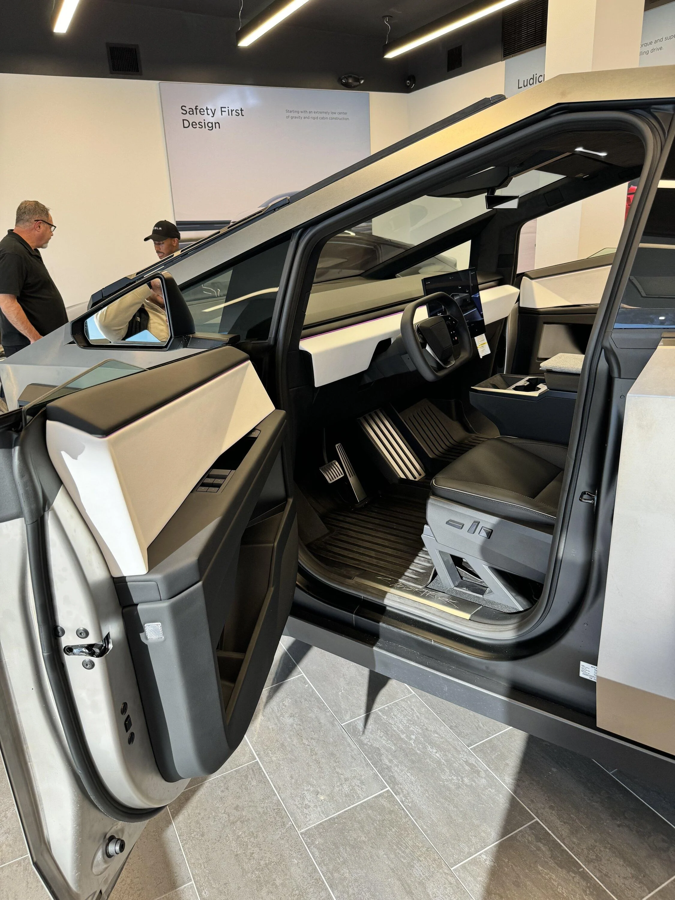 Tesla Cybertruck Scratch and Sniff - Cybertruck Show & Tell From Hands-On Seat Time in Showroom IMG_2994
