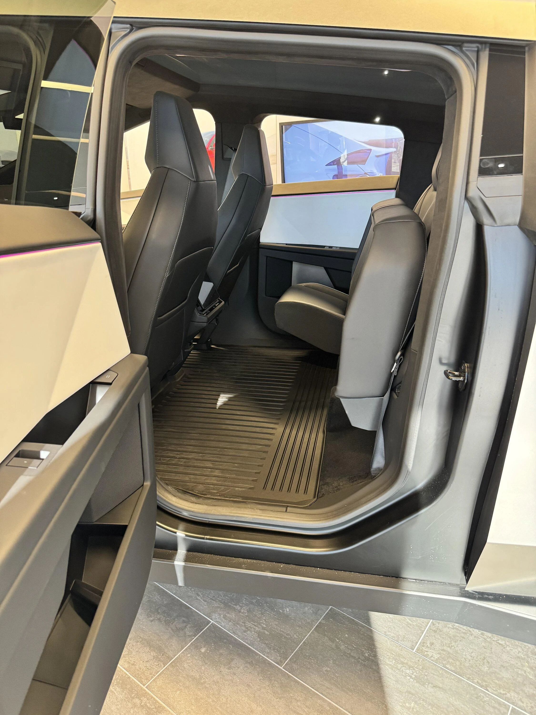 Tesla Cybertruck Scratch and Sniff - Cybertruck Show & Tell From Hands-On Seat Time in Showroom IMG_2997