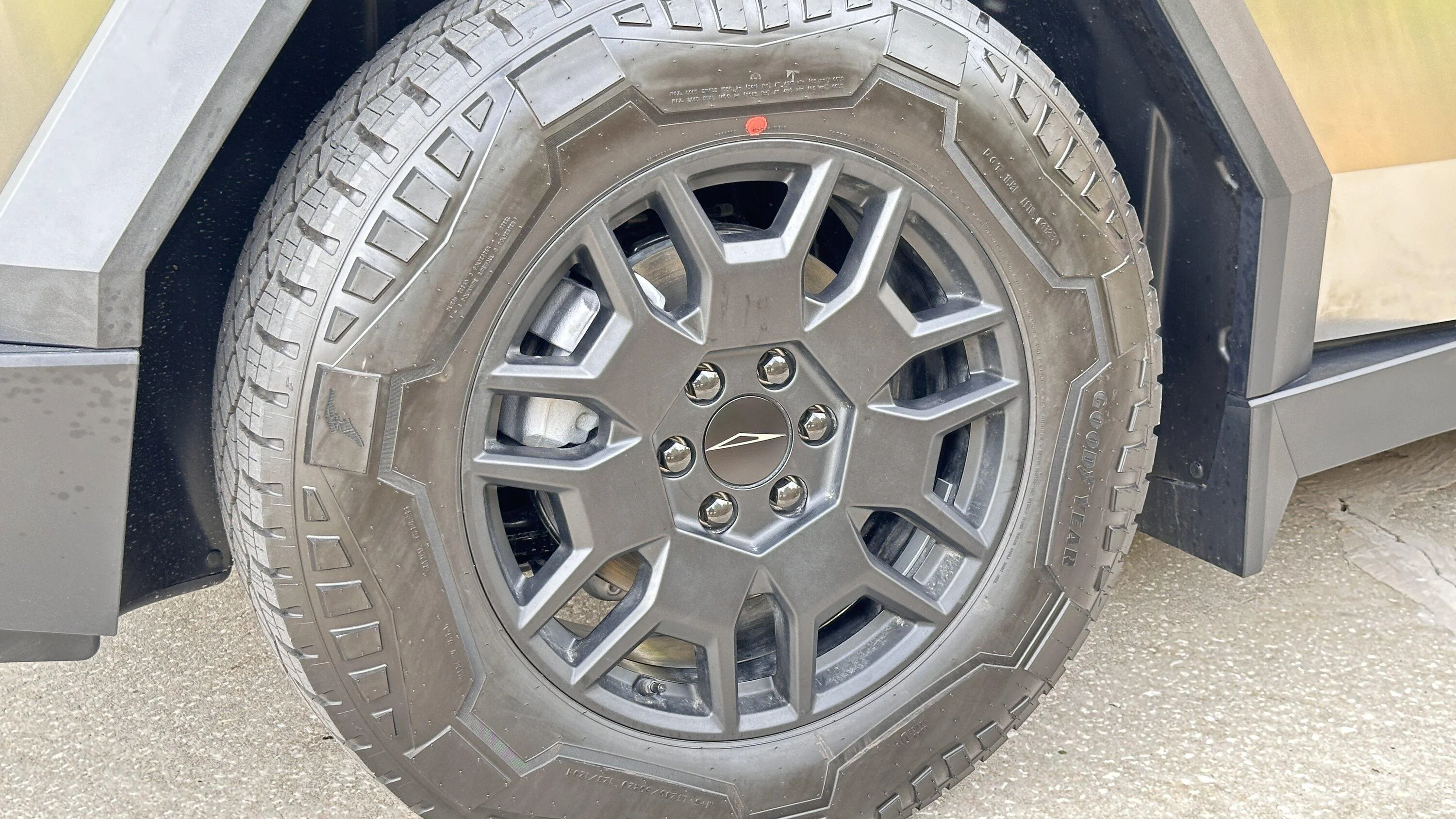 Tesla Cybertruck Have found an excellent alternative to wheel covers: Cybertruck center caps IMG_0874