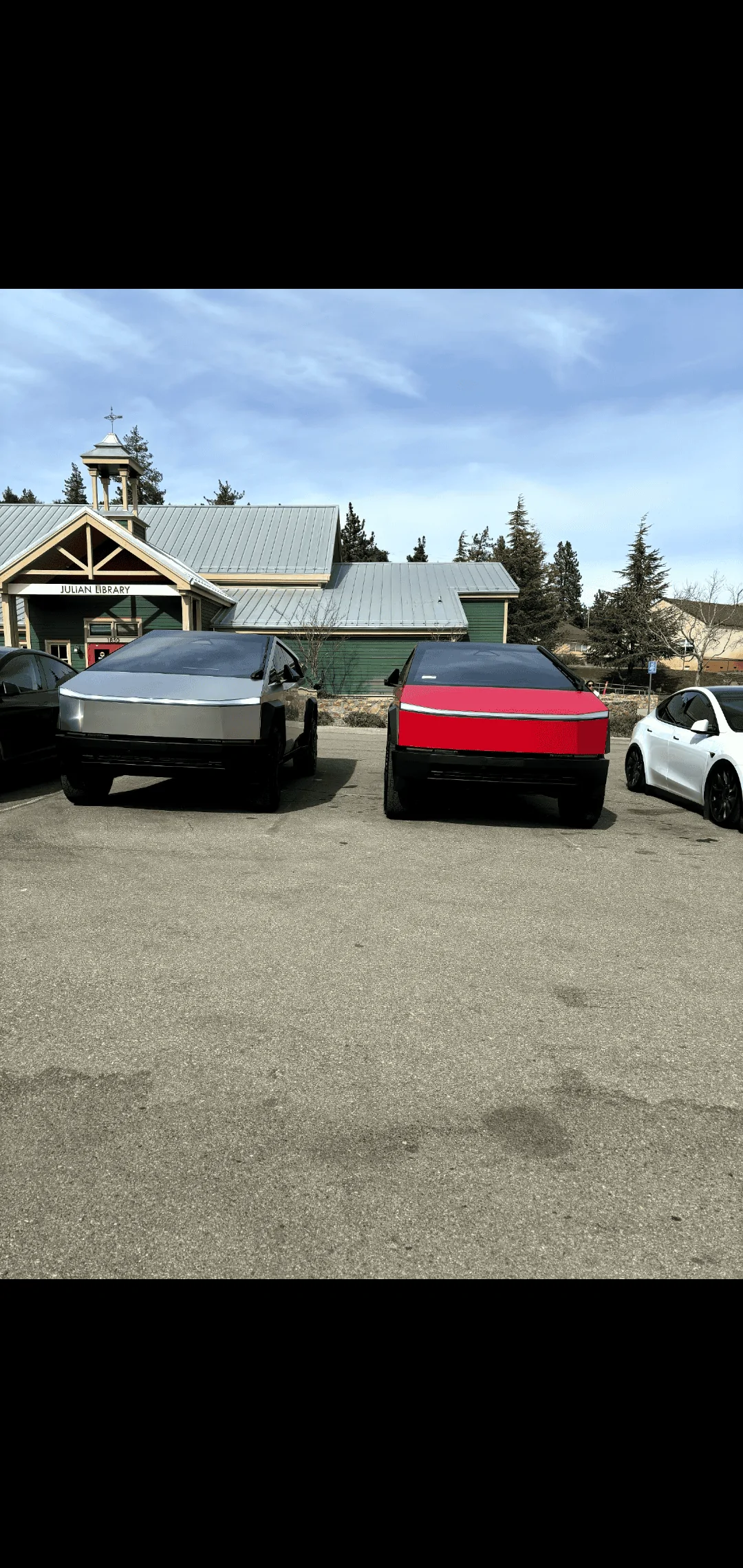 Tesla Cybertruck Red to Black transition wrap on Cybertruck Screenshot_20240217-203327