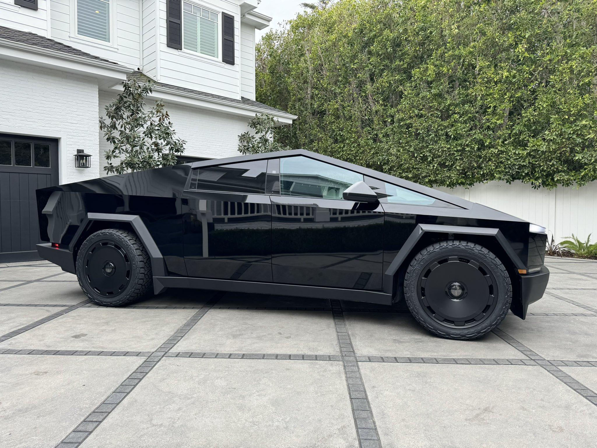 Tesla Cybertruck Cybertruck in gloss black wrap + TSportline 24" CTM in satin black w/ wheel covers and full floating center caps GGuYCK1XcAEy7E5