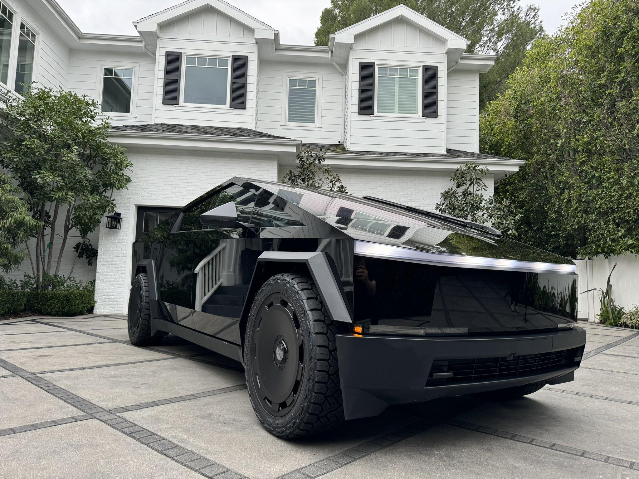 Tesla Cybertruck Cybertruck in gloss black wrap + TSportline 24" CTM in satin black w/ wheel covers and full floating center caps GGuAyw0XIAAJIM5