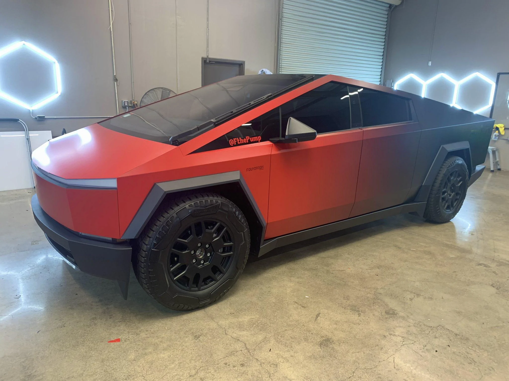Tesla Cybertruck Two tone wrap Cybertruck - anyone yet? GGfksneagAAKRAQ
