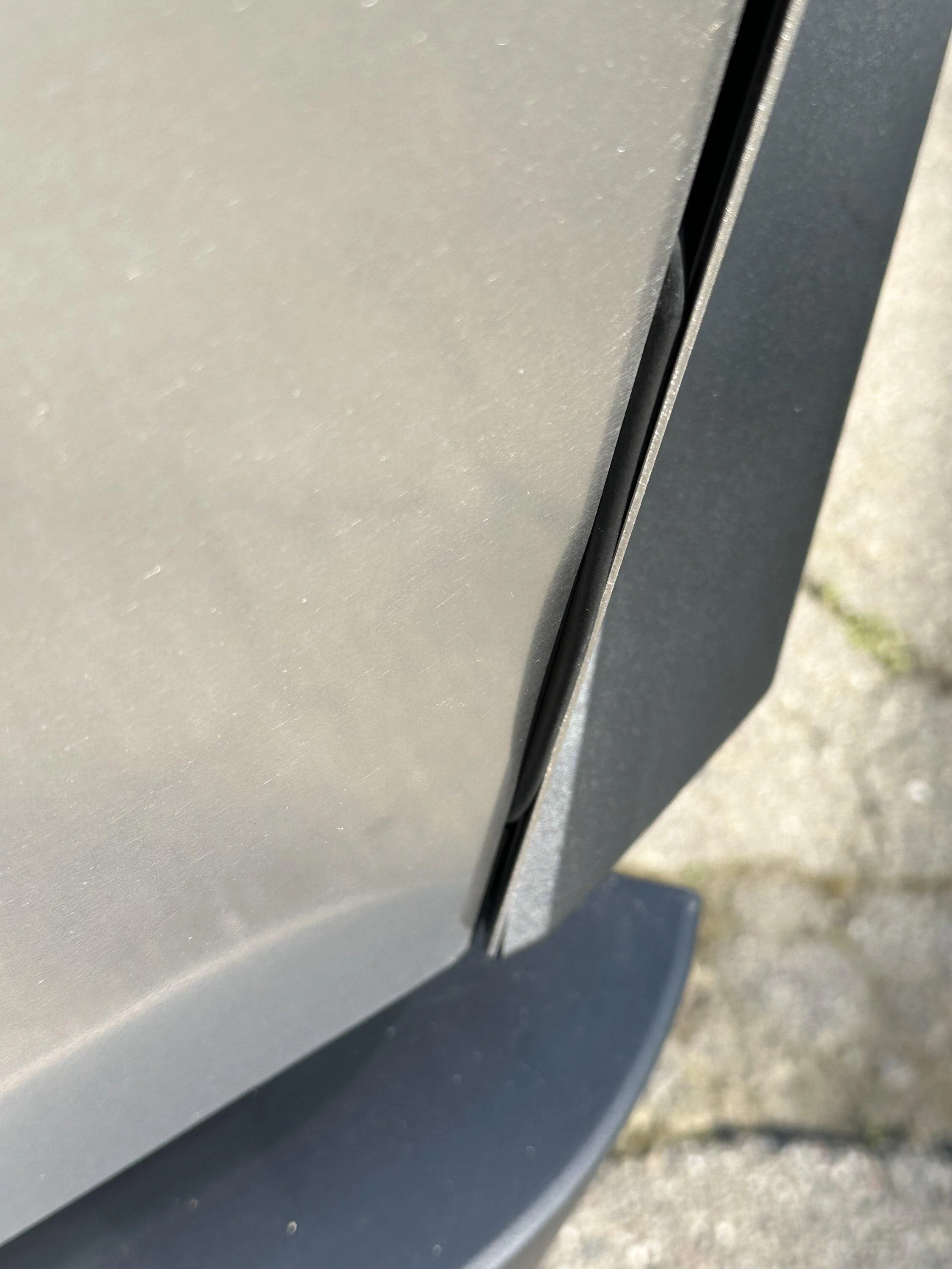 Tesla Cybertruck CT Frunk seal. Normal ? IMG_1864