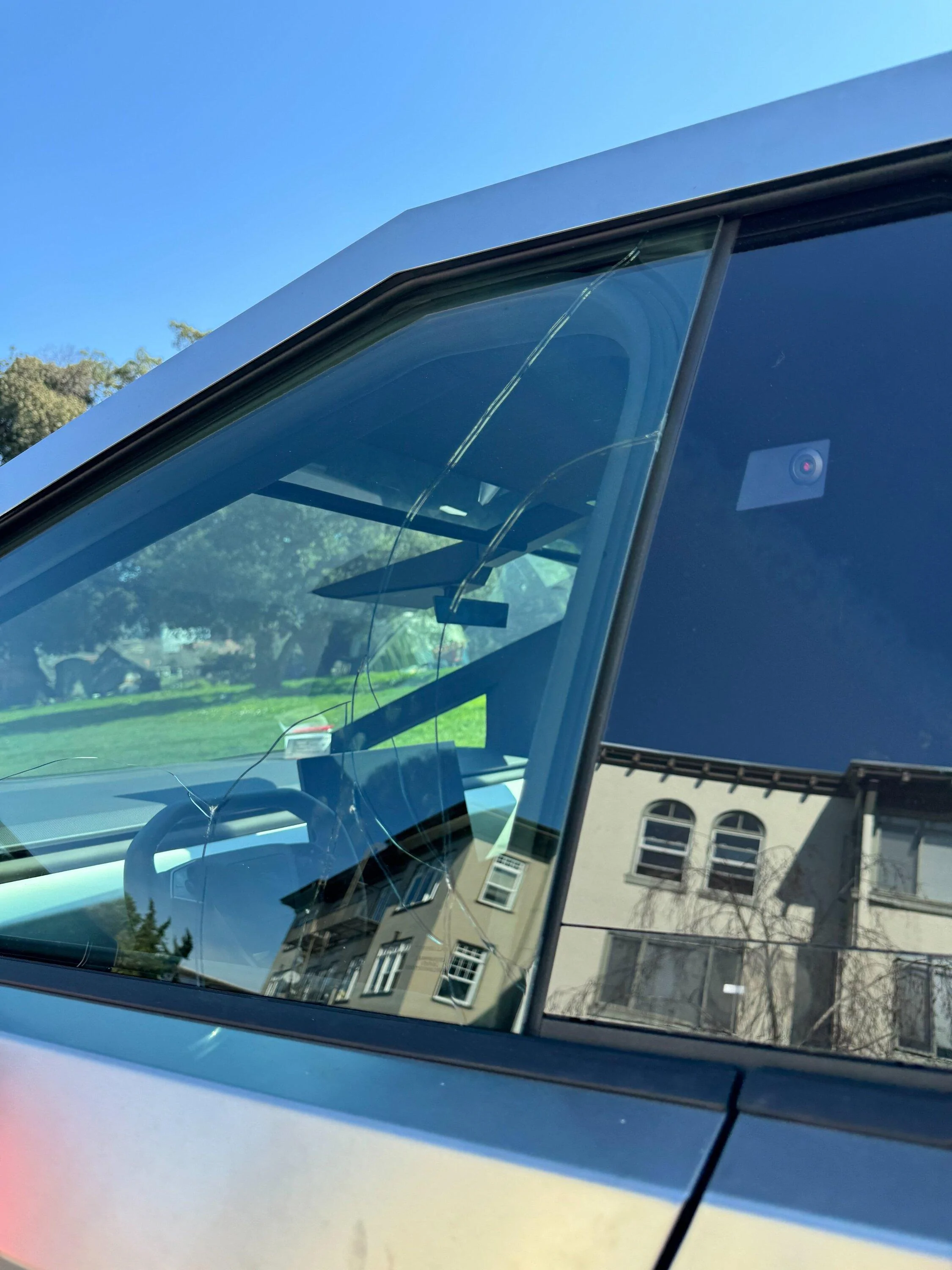 Tesla Cybertruck Cybertruck glass windows and roof stop criminals from breaking in (video & photos) [⚠️ ADMIN WARNING: NO POLITICS] GHOswAoa8AAh3gA