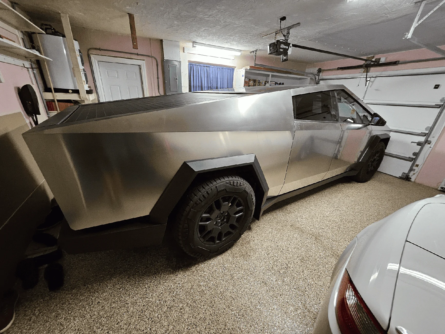Tesla Cybertruck Does the Cybertruck fit in your garage? 20240211_000502