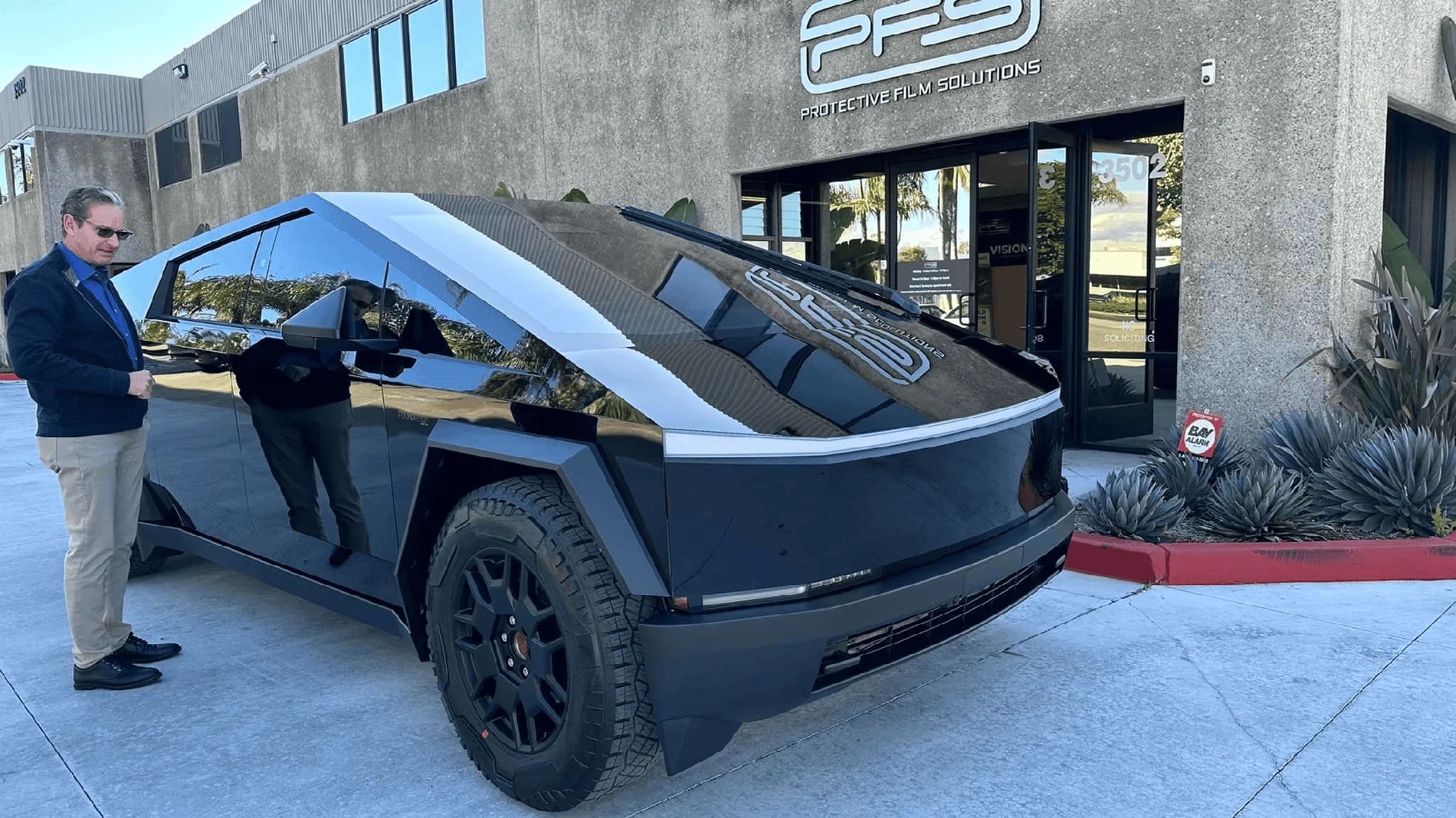 Tesla Cybertruck Cyberbeast wrapped in Gloss Black 🤩 Cybertruck Cyberbeast Gloss Black Wrap 4