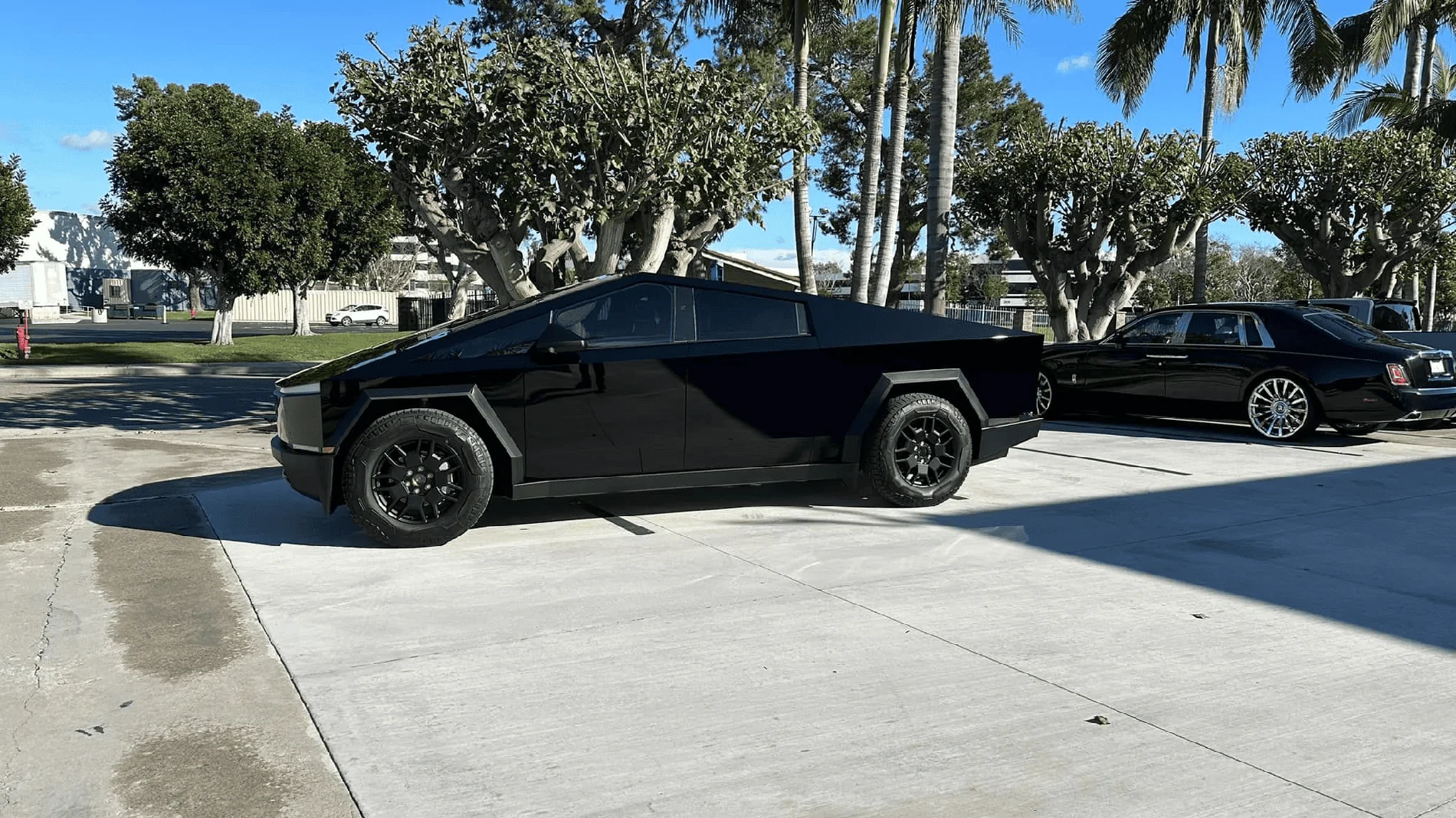Tesla Cybertruck Cyberbeast wrapped in Gloss Black 🤩 Cybertruck Cyberbeast Gloss Black Wrap 3
