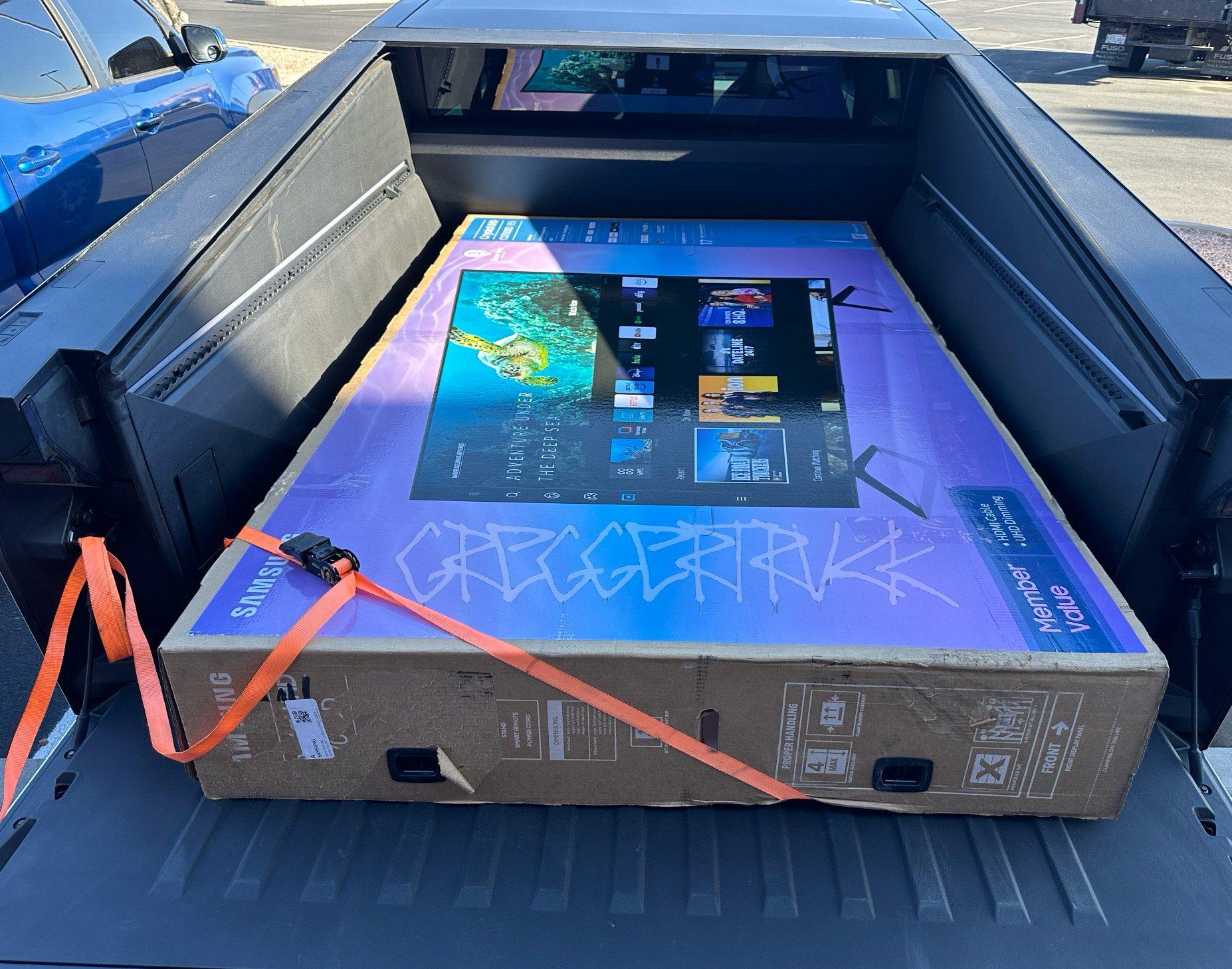 Tesla Cybertruck Cybertruck fits 85" TV in the bed 💪 GHs8dzOaQAAuw3h