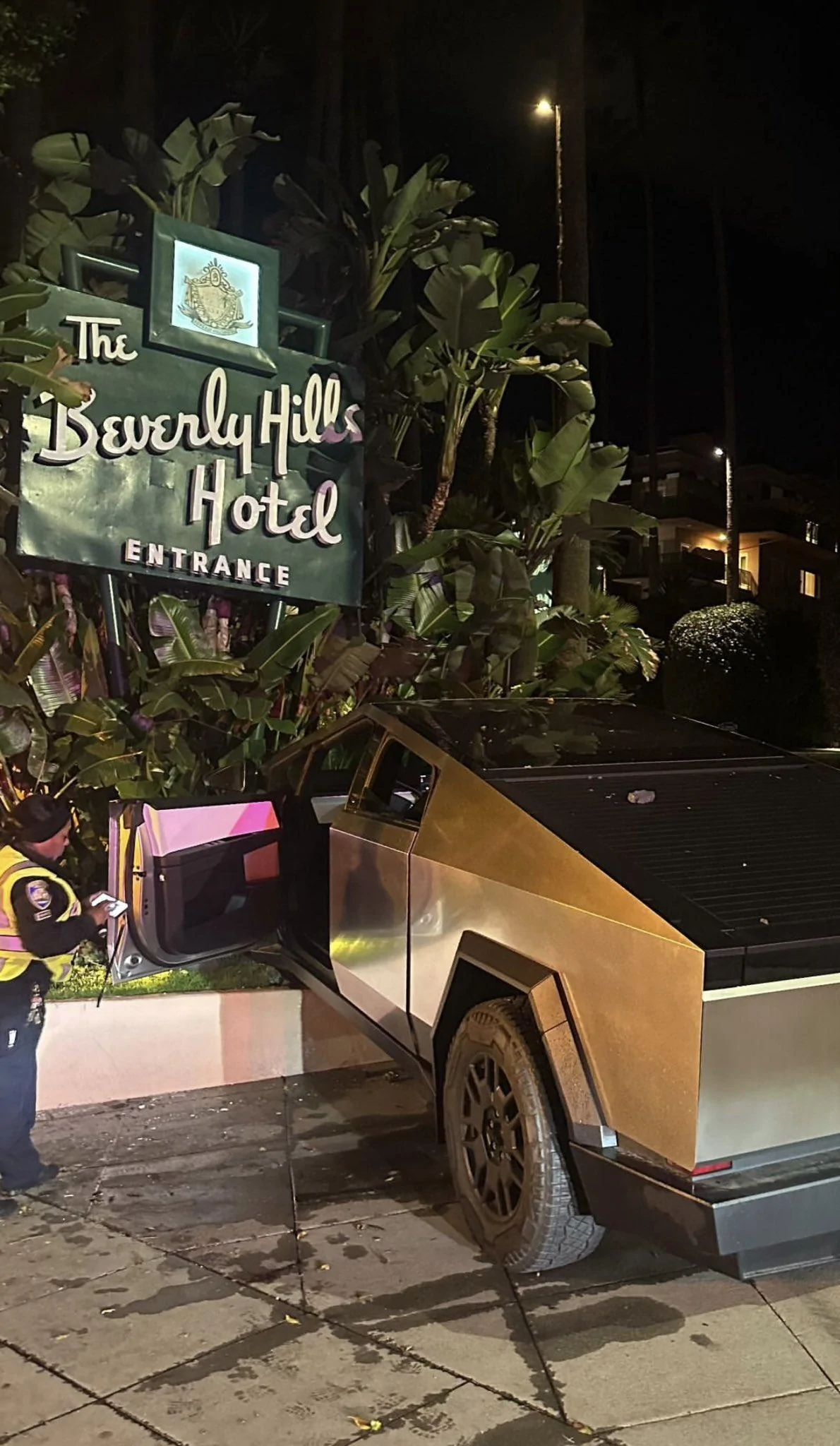 Tesla Cybertruck [Update: NOT VALET]  owner crashes Cybertruck at Beverly Hills Hotel 🤦🏻‍♂️ GH0YlCVbwAAktN3