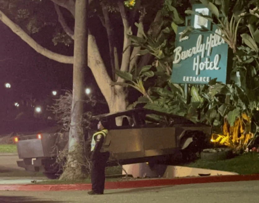 Tesla Cybertruck [Update: NOT VALET]  owner crashes Cybertruck at Beverly Hills Hotel 🤦🏻‍♂️ GH1cgD6W4AASsVk