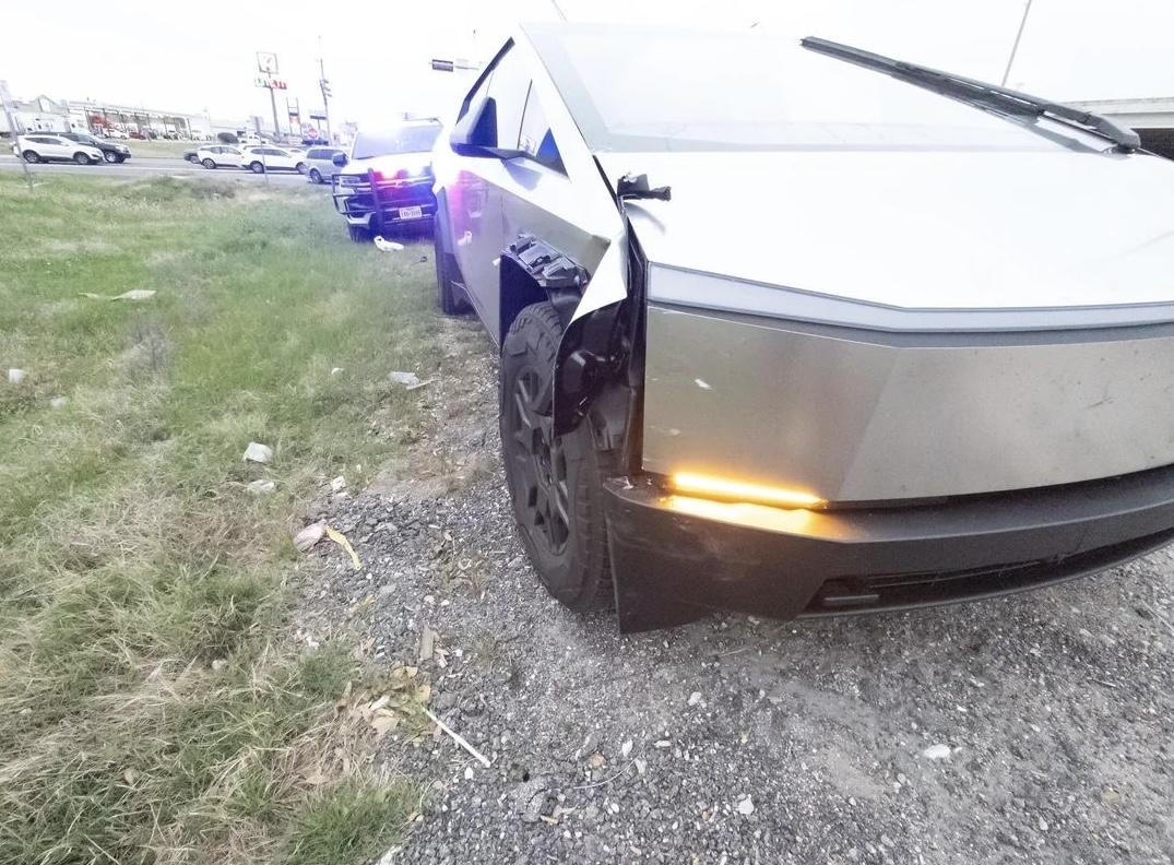 Tesla Cybertruck Cybertruck in low speed collision accident. Significant damage IMG_3628