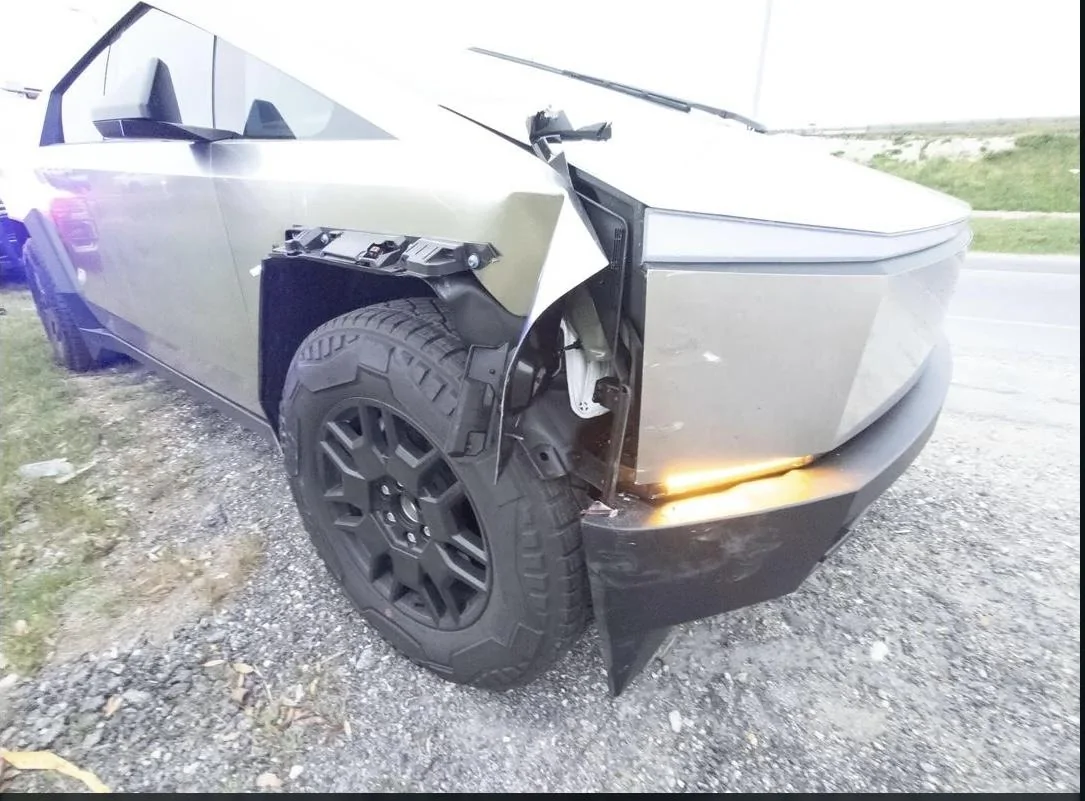 Tesla Cybertruck Cybertruck in low speed collision accident. Significant damage IMG_3629