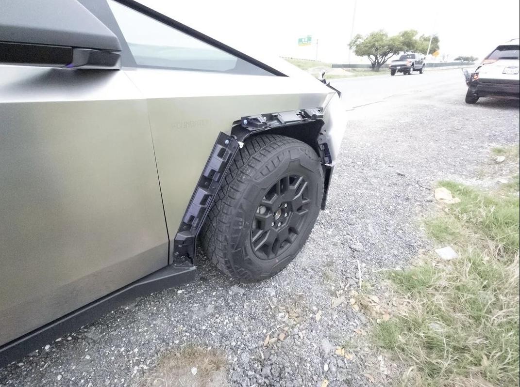 Tesla Cybertruck Cybertruck in low speed collision accident. Significant damage IMG_3630