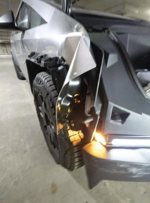 Tesla Cybertruck Cybertruck in low speed collision accident. Significant damage IMG_3631