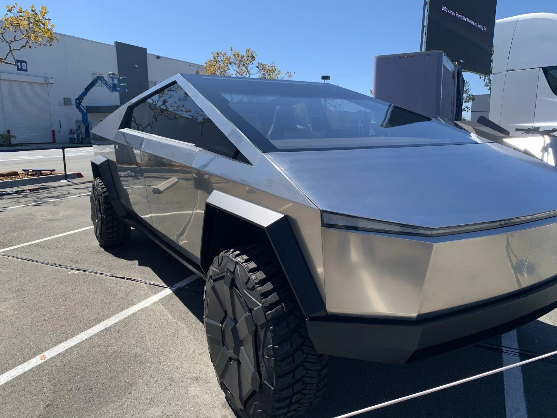 Tesla Cybertruck My response to designer Frank Stephenson's criticism of the Cybertruck (Video) image0