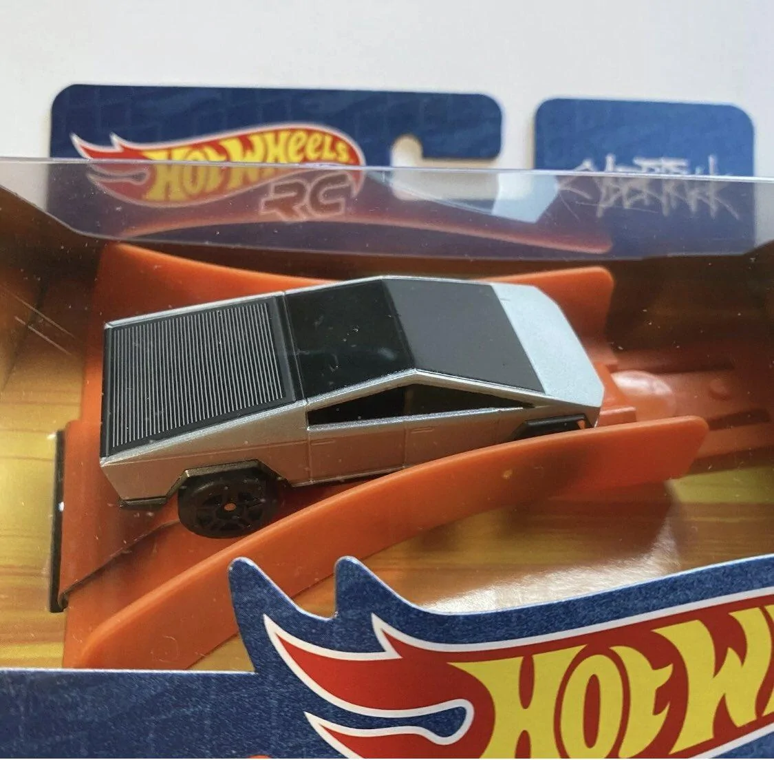 Tesla Cybertruck Hotwheels RC Cybertruck starts deliveries. Have you received yours? Eu3WRaJVEAAFJcs