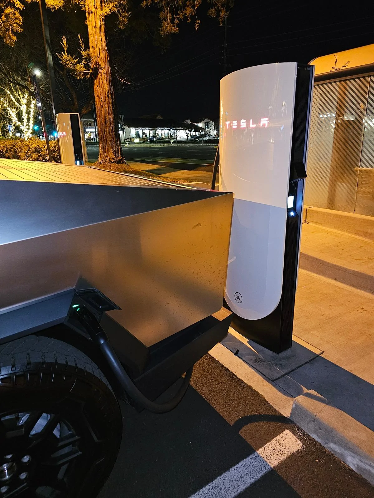Tesla Cybertruck My charging curve at V4 SC (nothing new) 20240316_214423