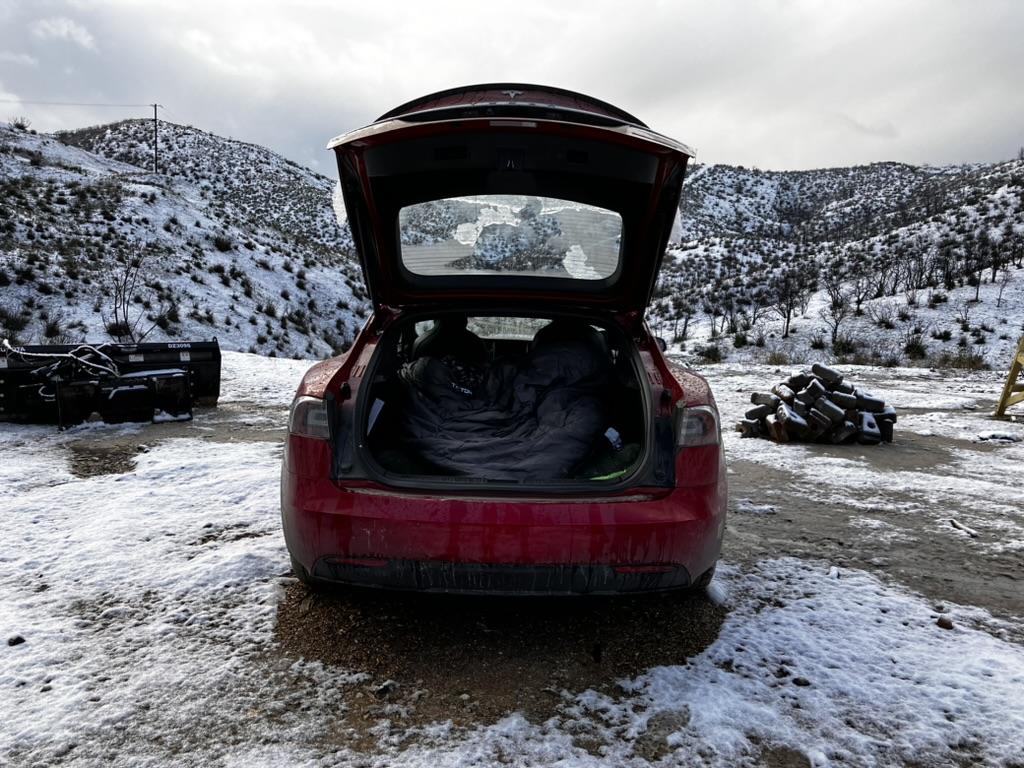 Tesla Cybertruck Cybertruck bed mattress solution - EXPED 72"x25.6"x3" air mattresses + BougeRV 2900 BTU heat pump 1710996308077-dc