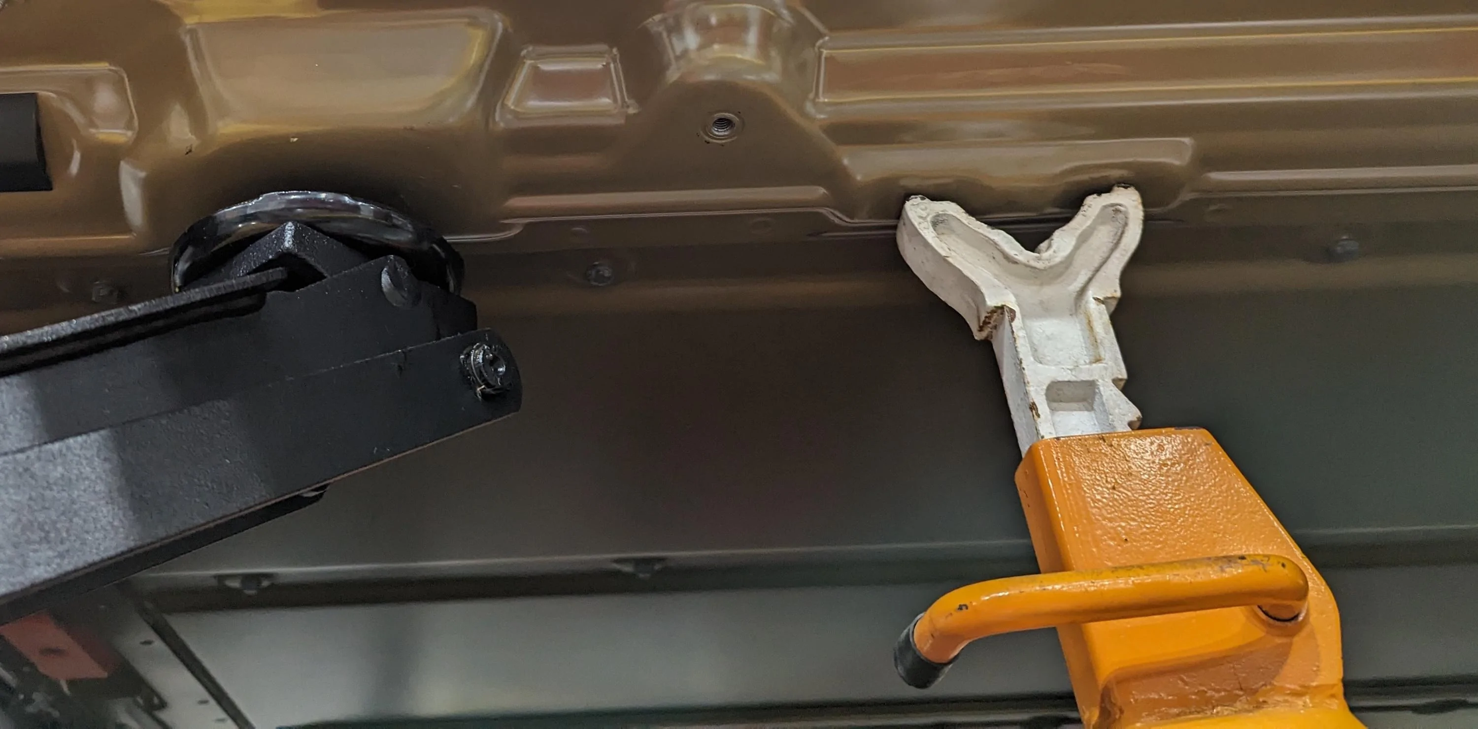 Tesla Cybertruck Does Cybertruck come with Tire Repair Kit? -1436C502-B718-4E23-BAEA-704F48E1405F-online-en-US