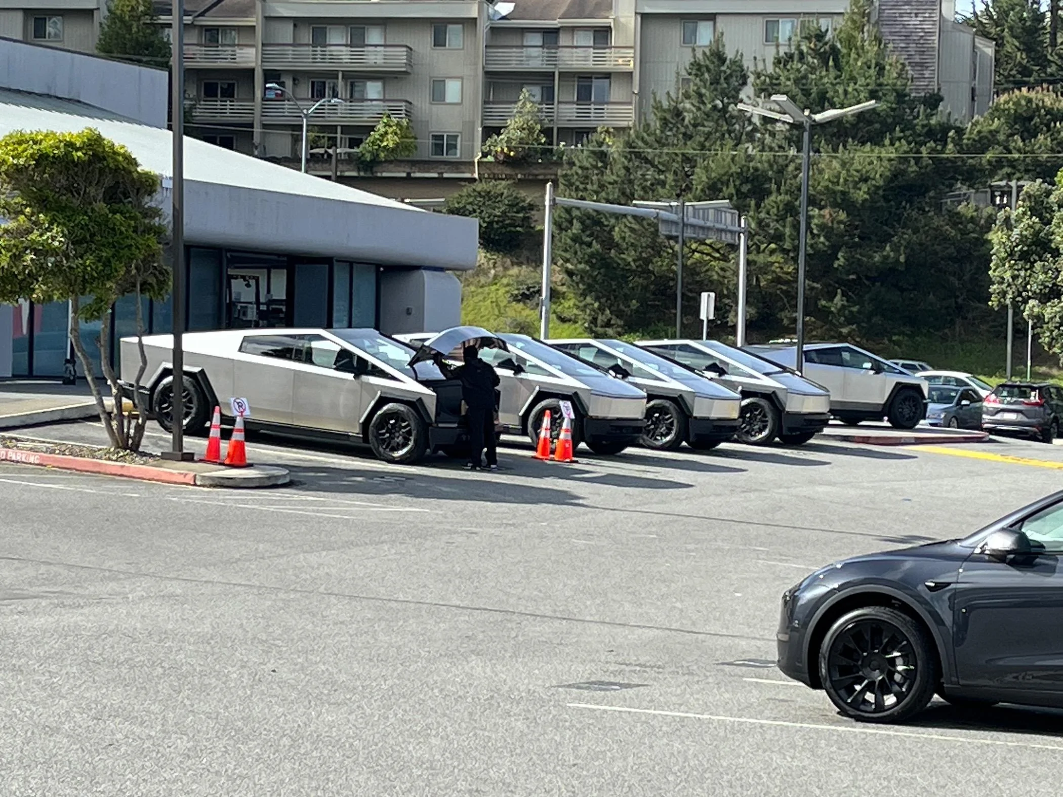 Tesla Cybertruck 15+CyberrTrucks @ Serrimonte Tesla IMG_5718