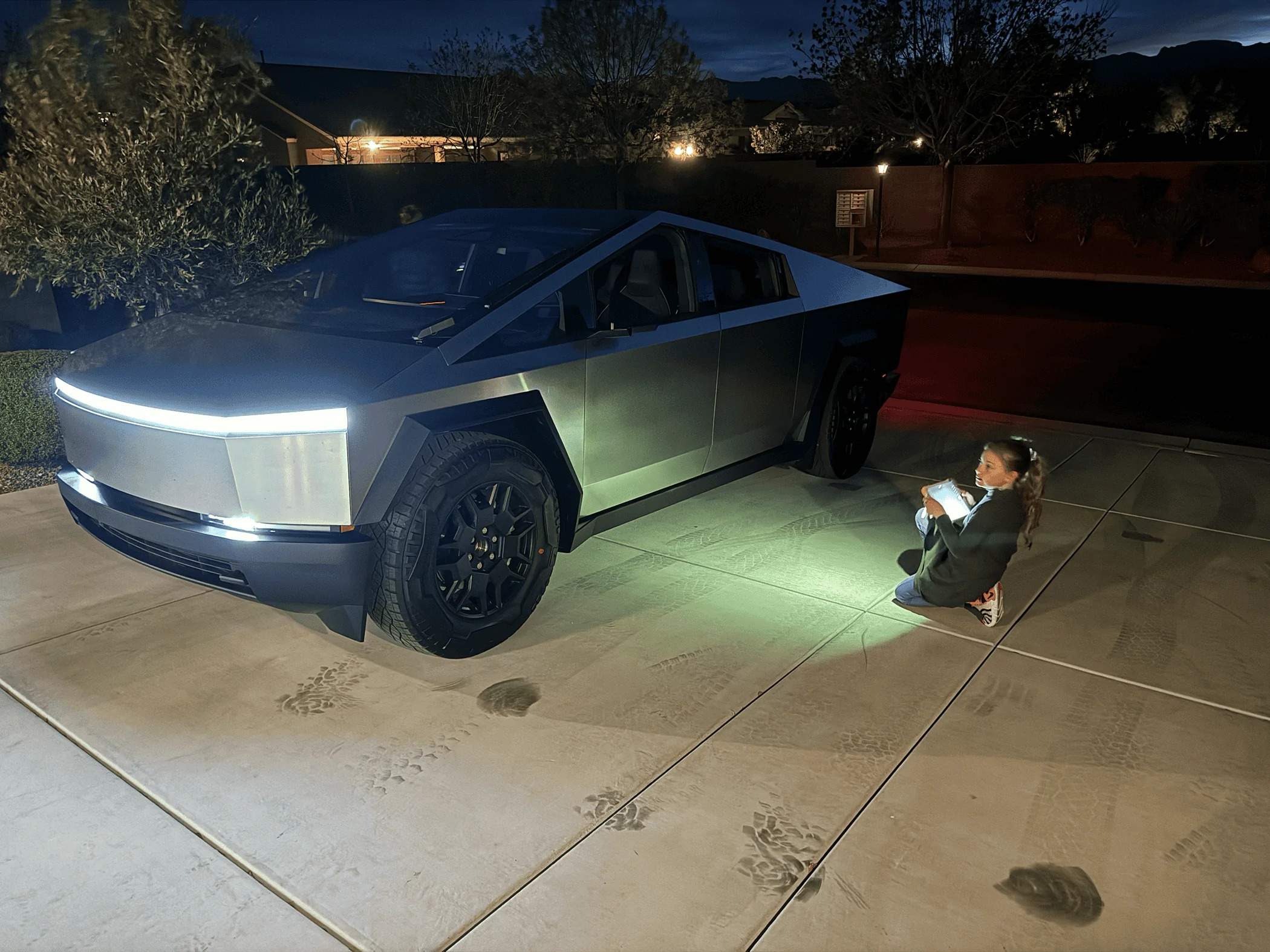 Tesla Cybertruck Pictures of People taking pictures of Cybertruck tempImage9ZIQv