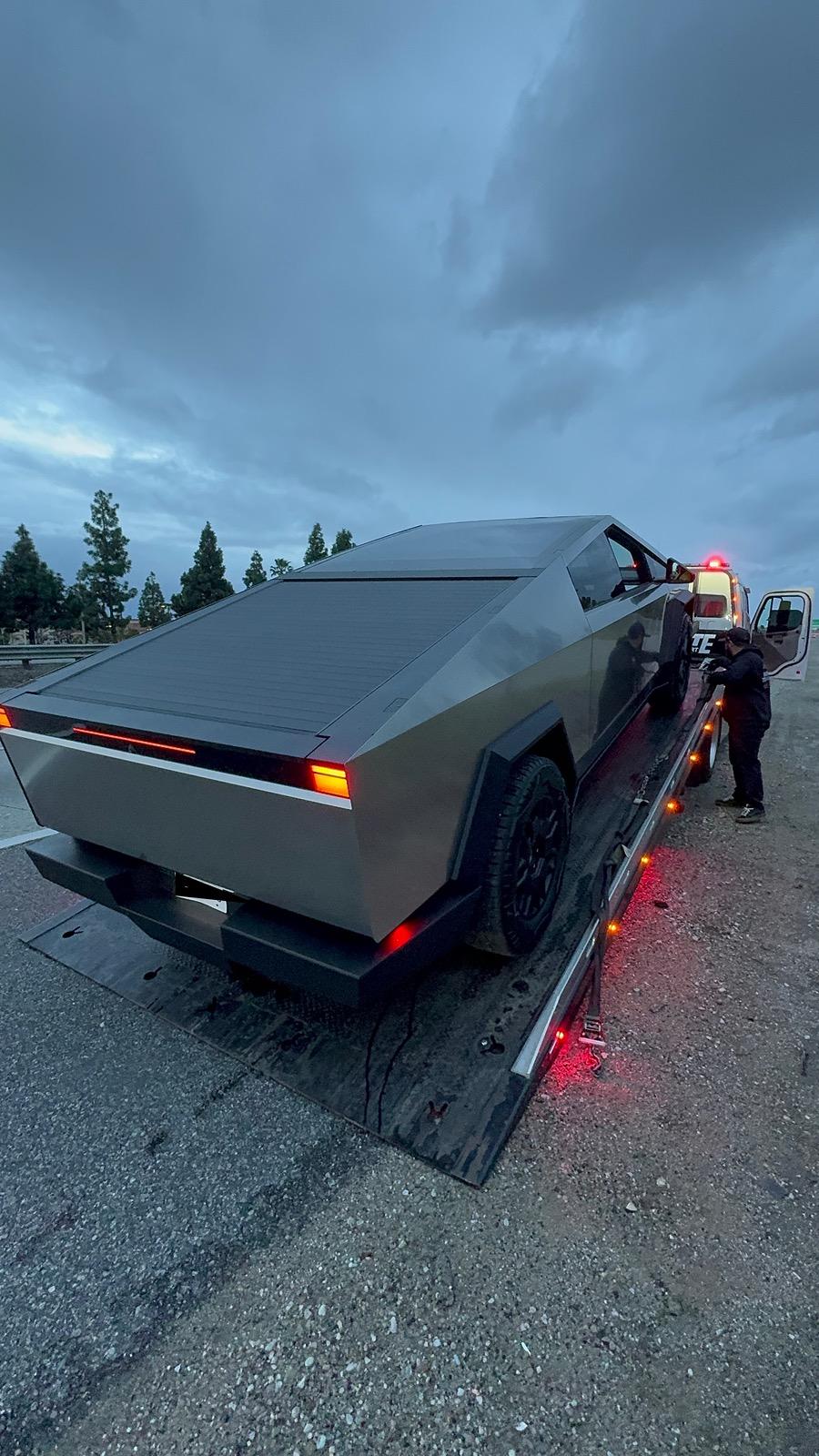 Tesla Cybertruck Worst delivery in my life (truck died in 5 minutes) UPDATE: FIXED IMG_3603.JPG