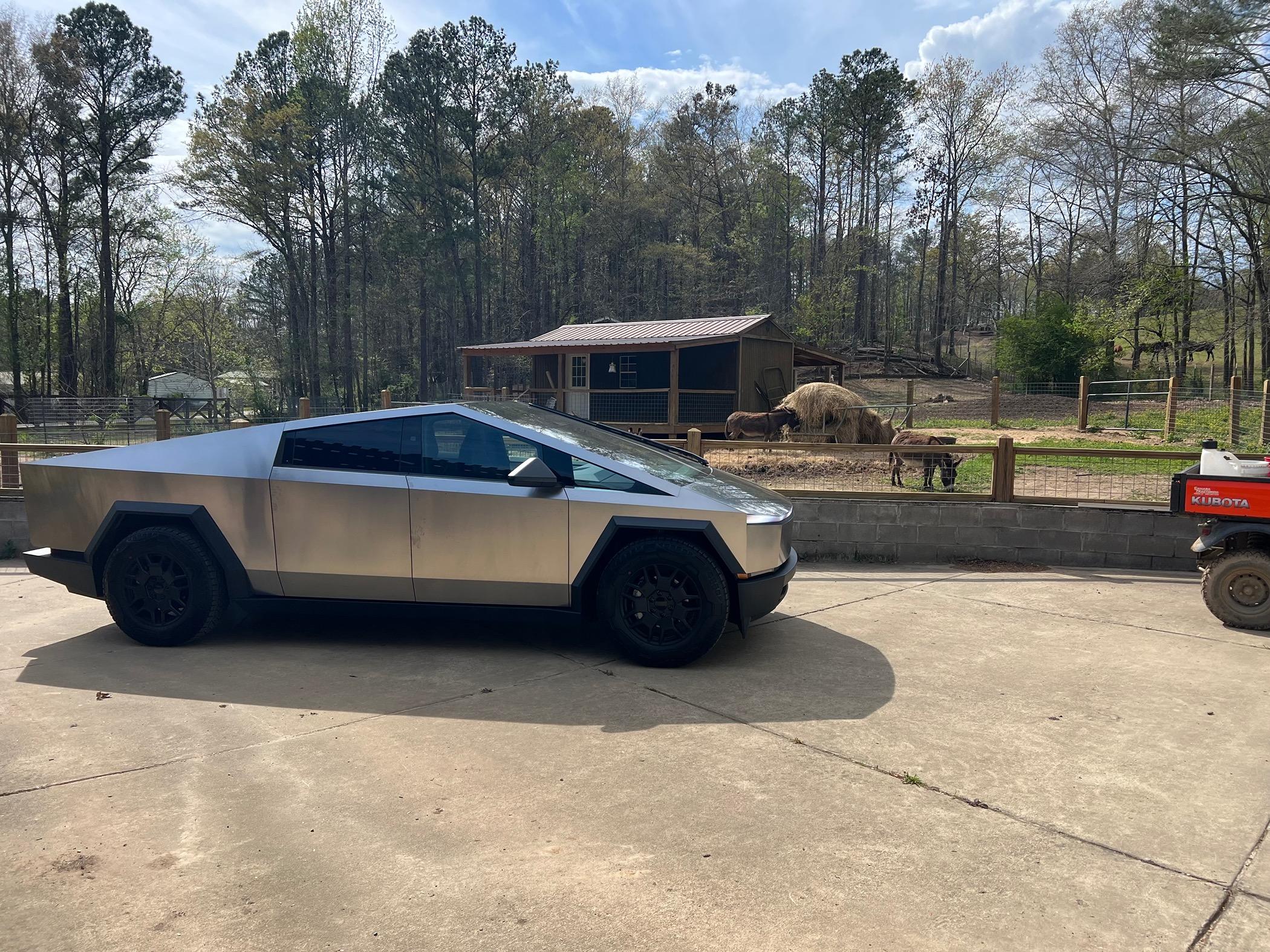 Tesla Cybertruck GA delivery 3/30/24 - Cybertruck comparisons to Rivian R1T (my trade-in) IMG_3544