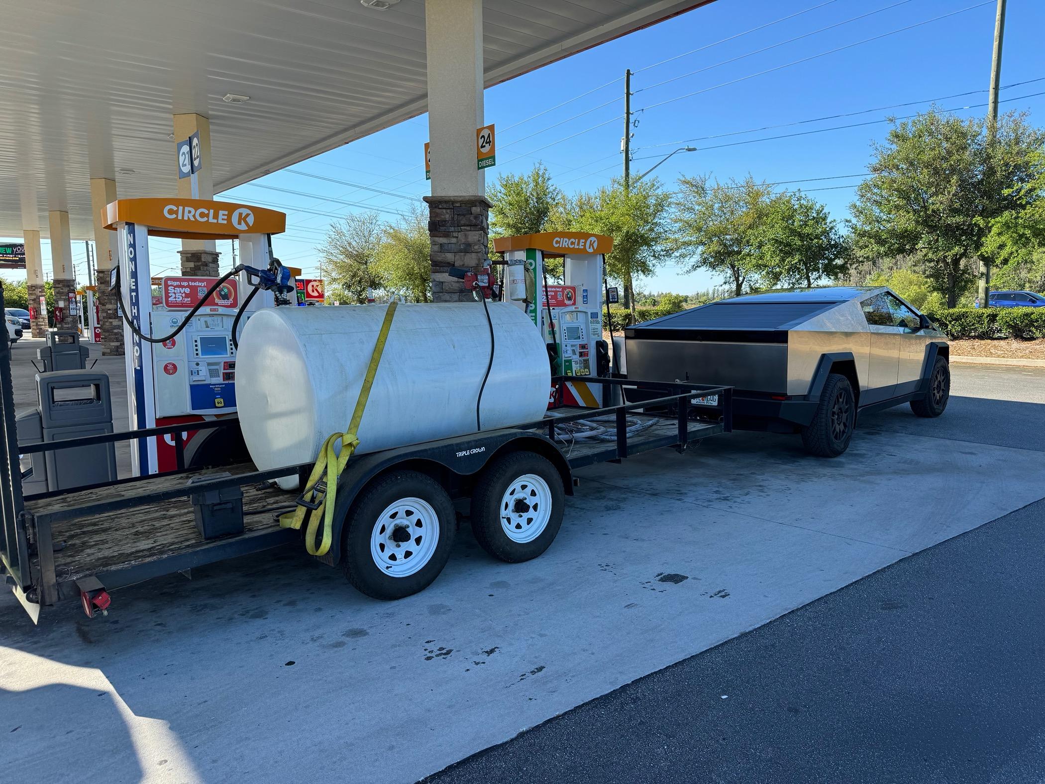 Tesla Cybertruck 🦾 Cybertruck doing truck stuff!  Post your photos! 1712031494640-er