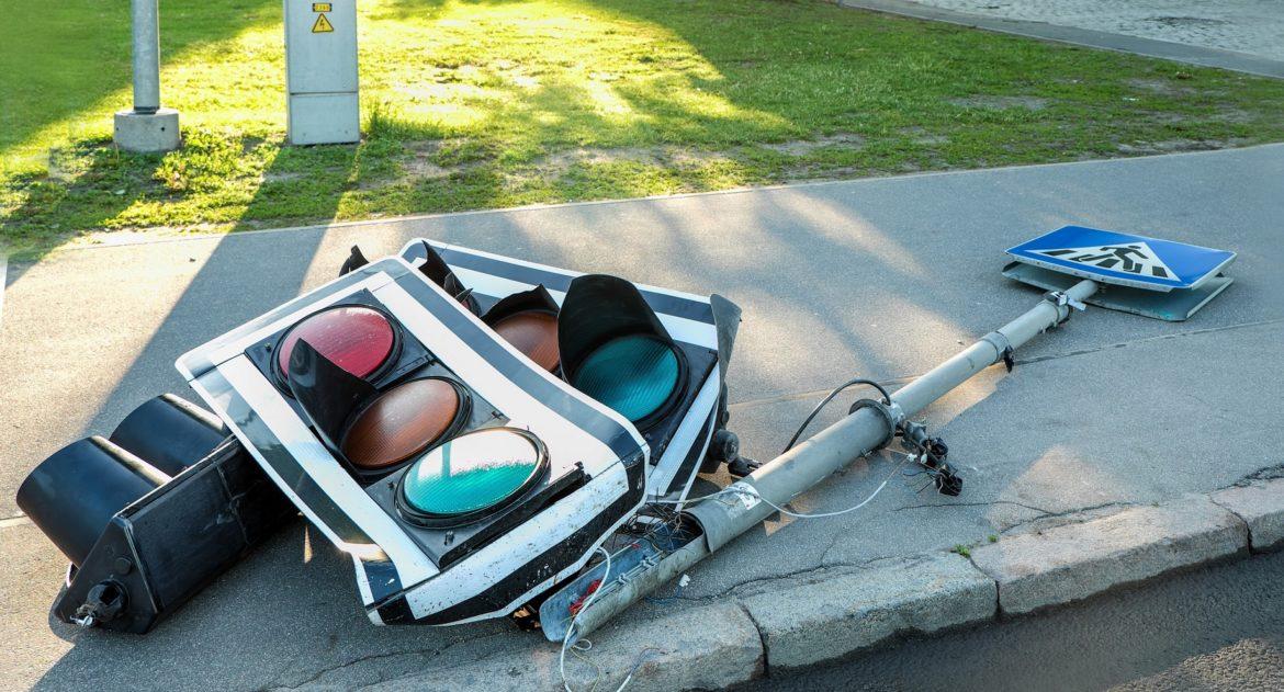 Tesla Cybertruck Brake Malfunction; hit light pole AdobeStock_51288009-traffic-light-resize-1170x631