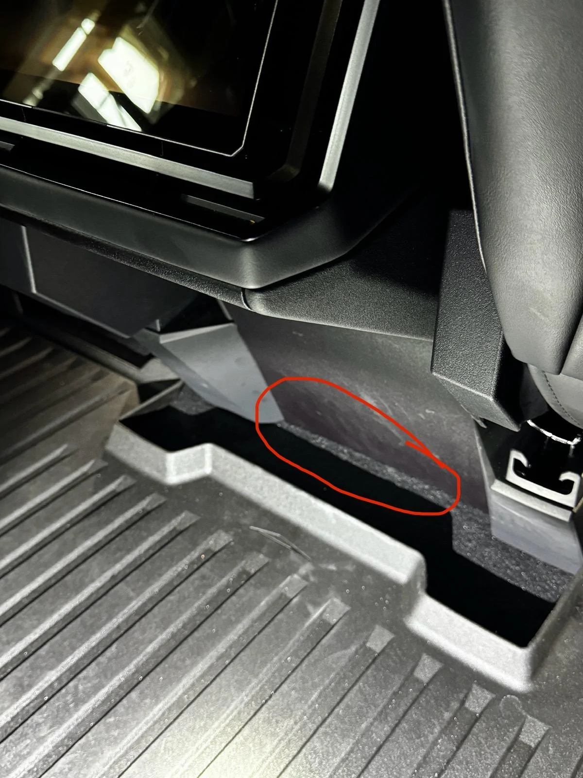 Tesla Cybertruck Drive Seat Rubbing Center Console (Noise) IMG_1601