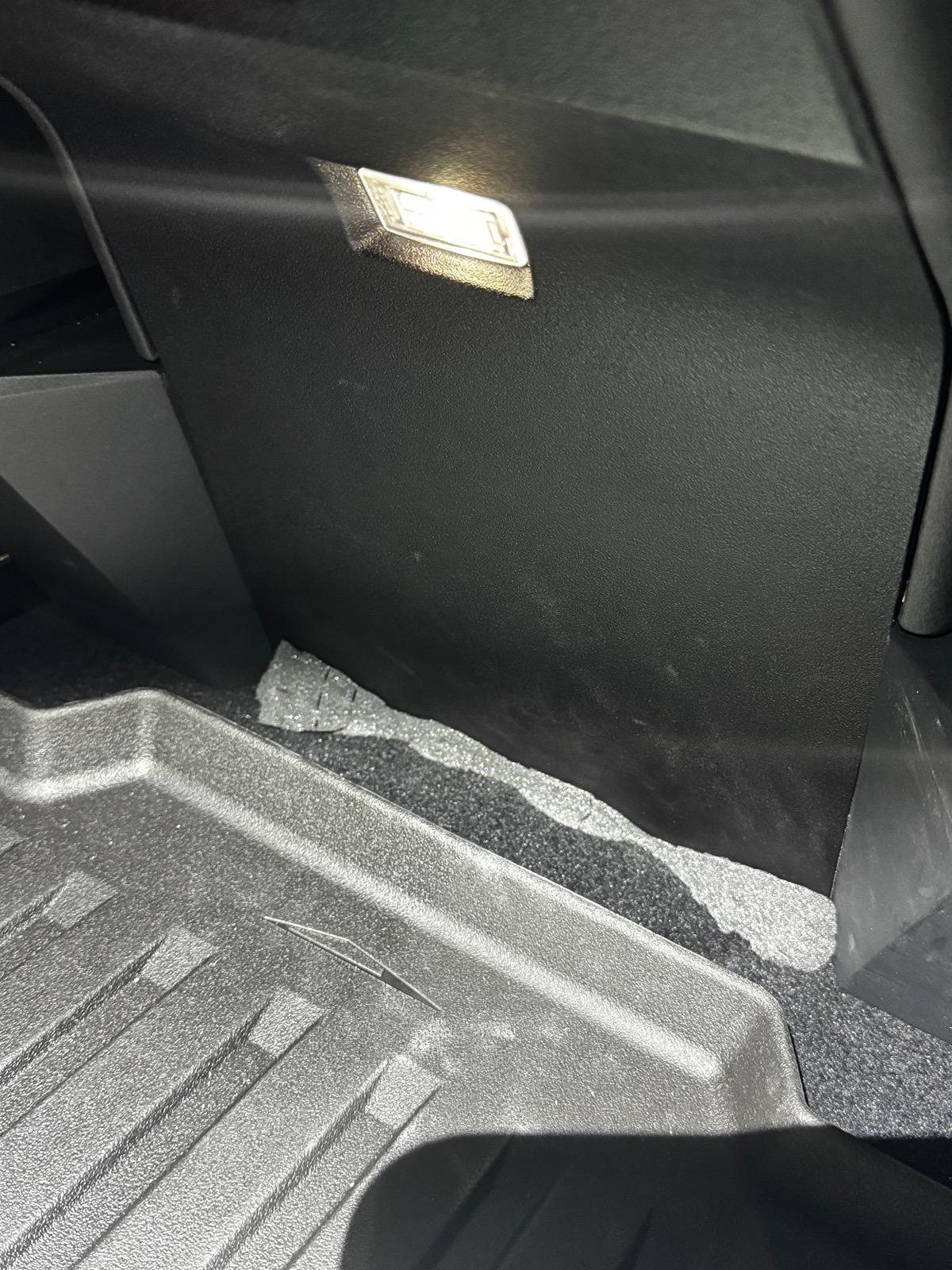Tesla Cybertruck Drive Seat Rubbing Center Console (Noise) IMG_1612.JPG
