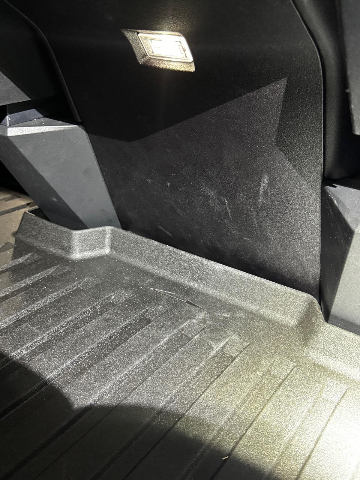Tesla Cybertruck Drive Seat Rubbing Center Console (Noise) IMG_1614