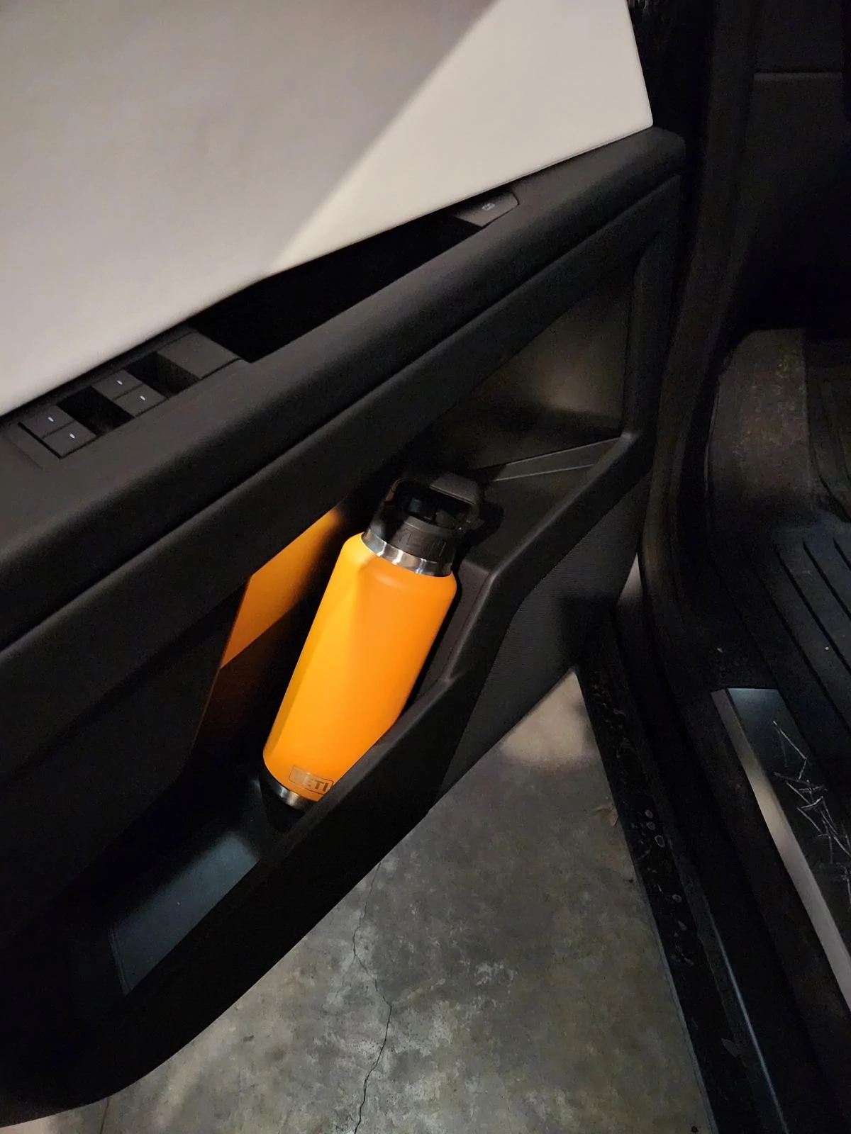 Tesla Cybertruck 48 ounce yeti fits in the door! 20240404_201125
